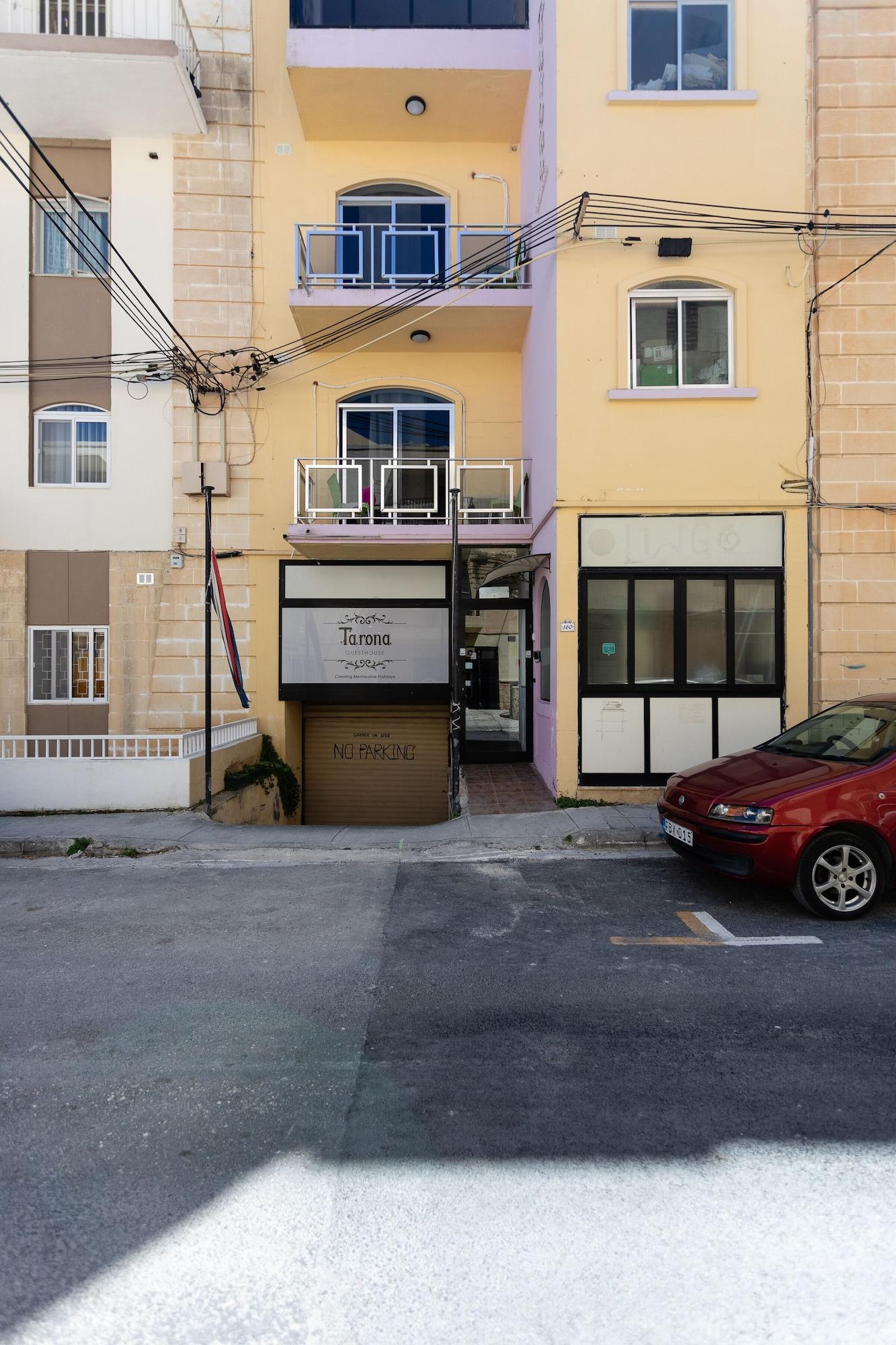 Varios Tarona Guesthouse