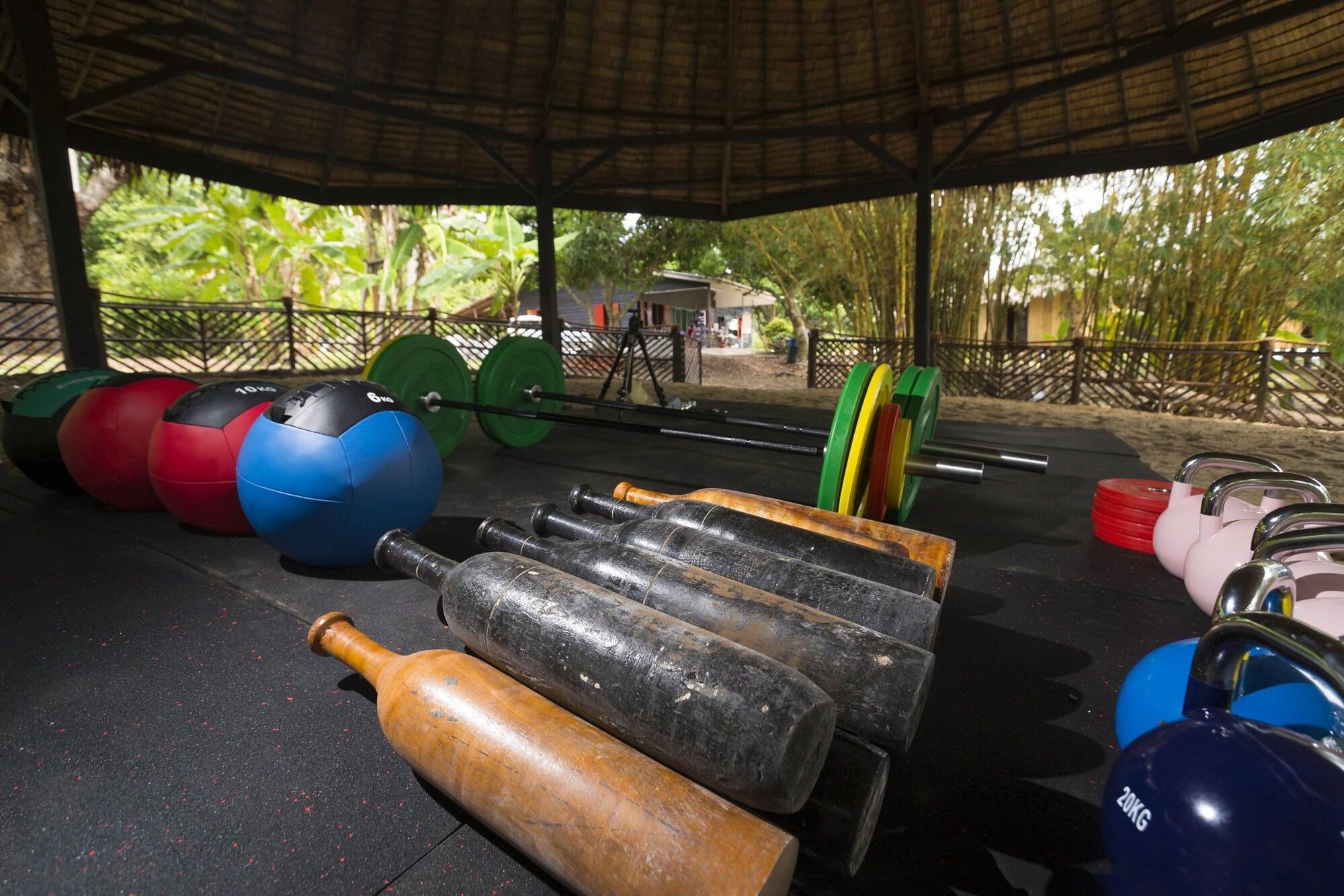 Gimnasio 9 Huts on a Hill