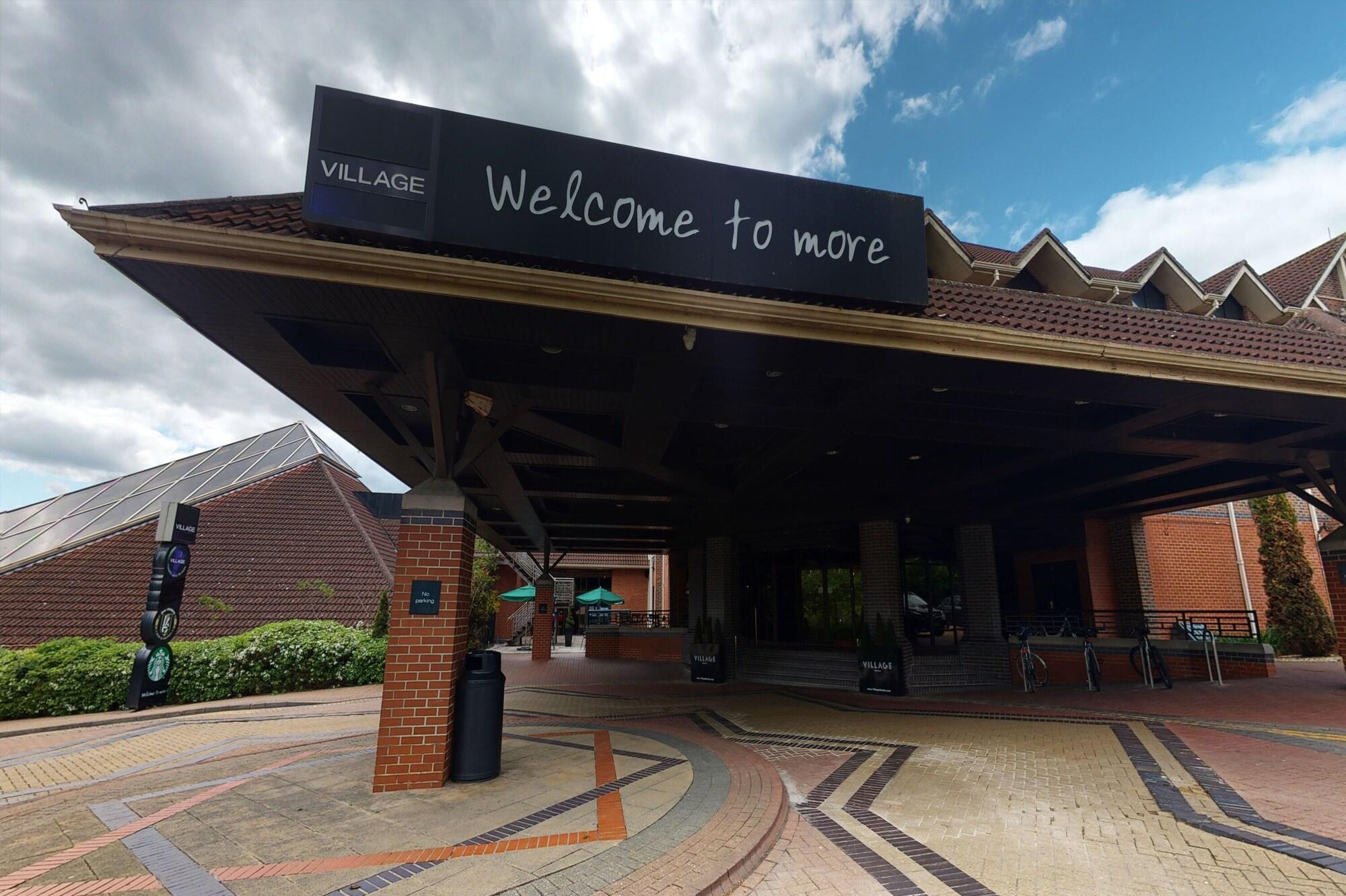 Vista Exterior Village Hotel Swindon