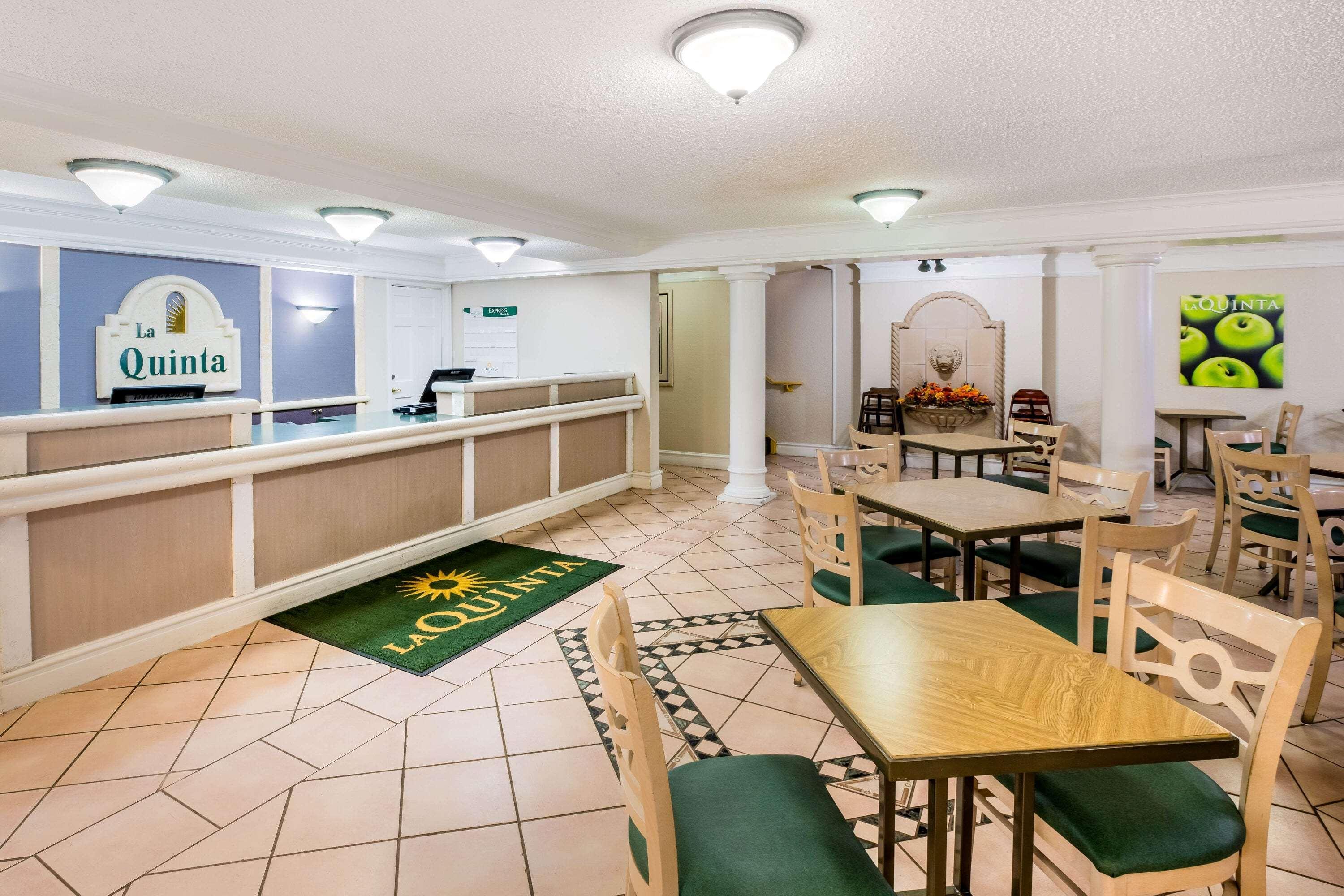 Vista Lobby La Quinta Inn by Wyndham Lufkin