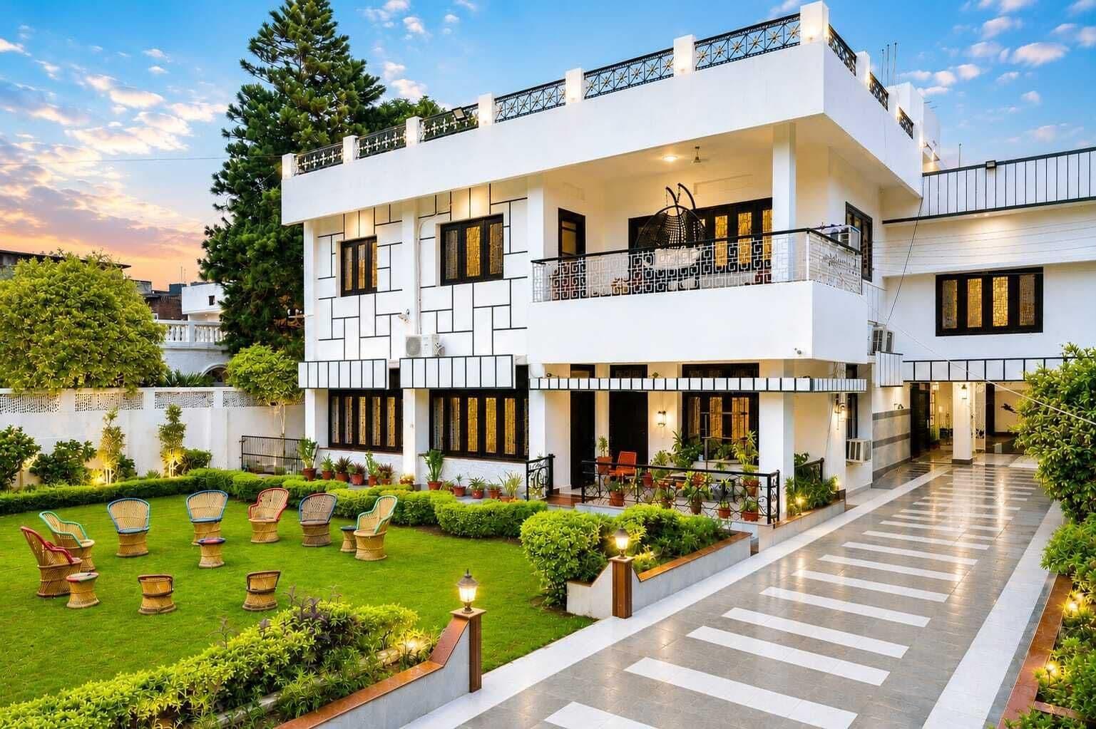 Varios Dhairya Villa Home Away From Home