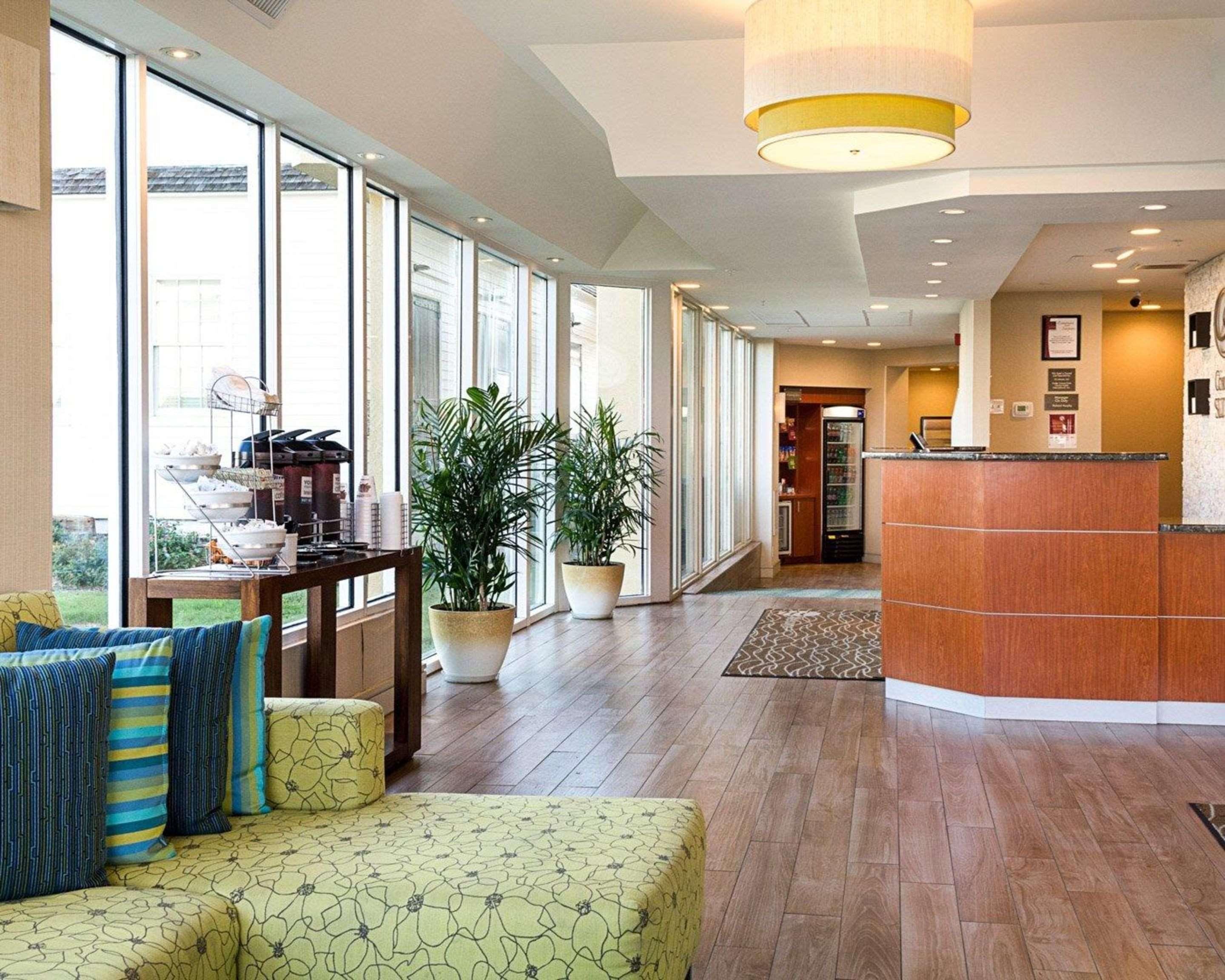 Vista Lobby Comfort Suites Beachfront