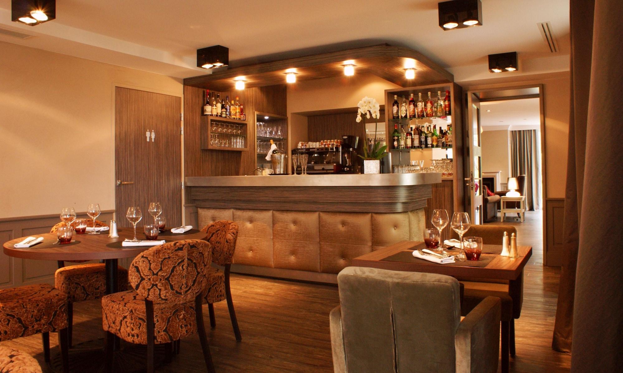 Bar/Salón Auberge Saint Simond