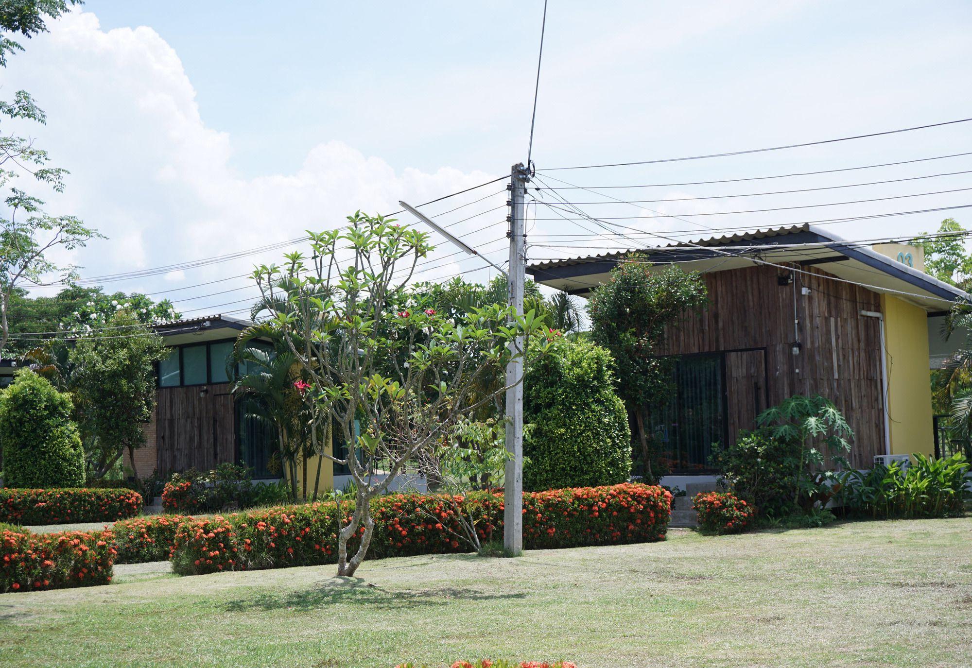 Vista Exterior The Lampang Villa