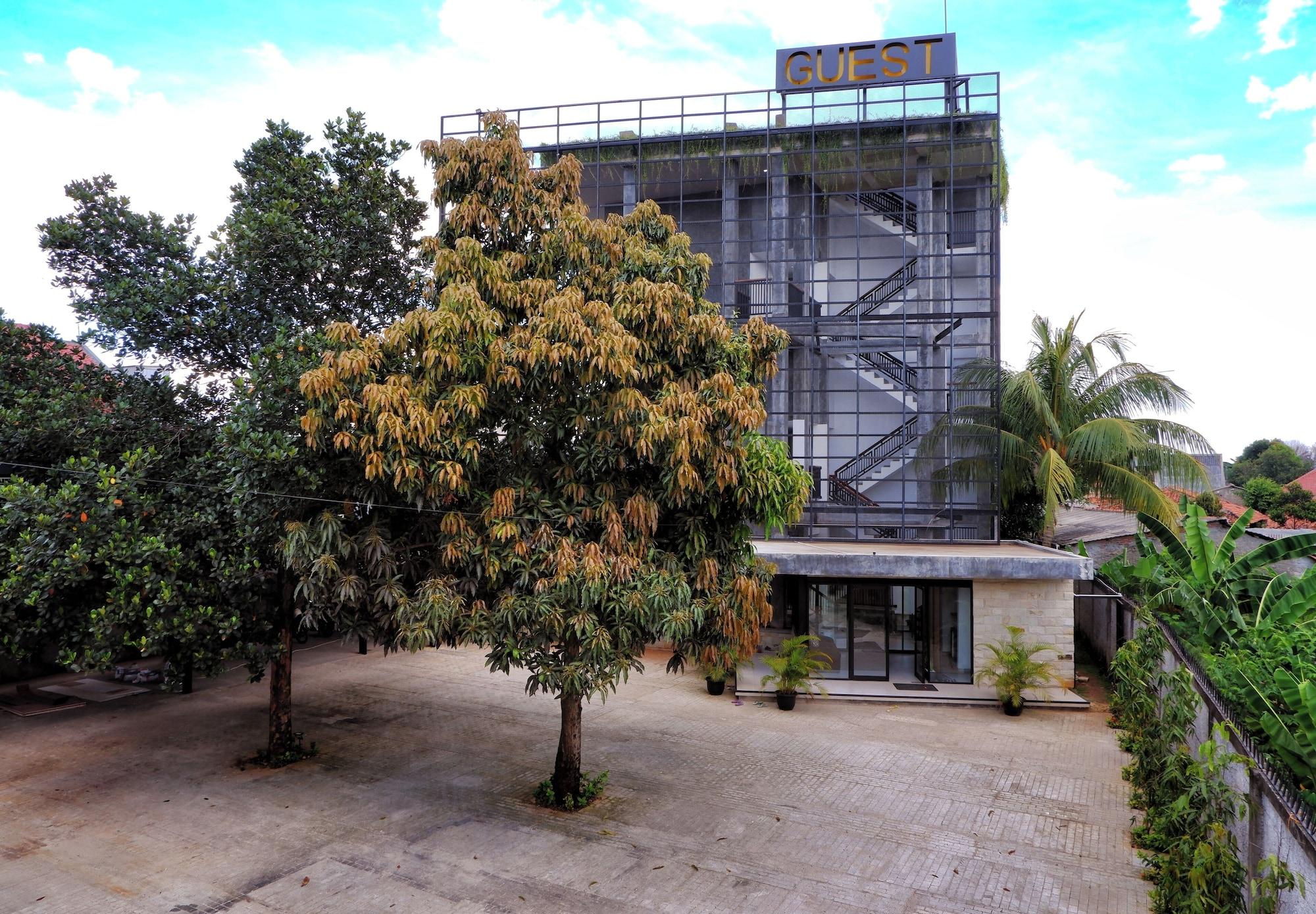 Vista Exterior Guest House 555 NKI