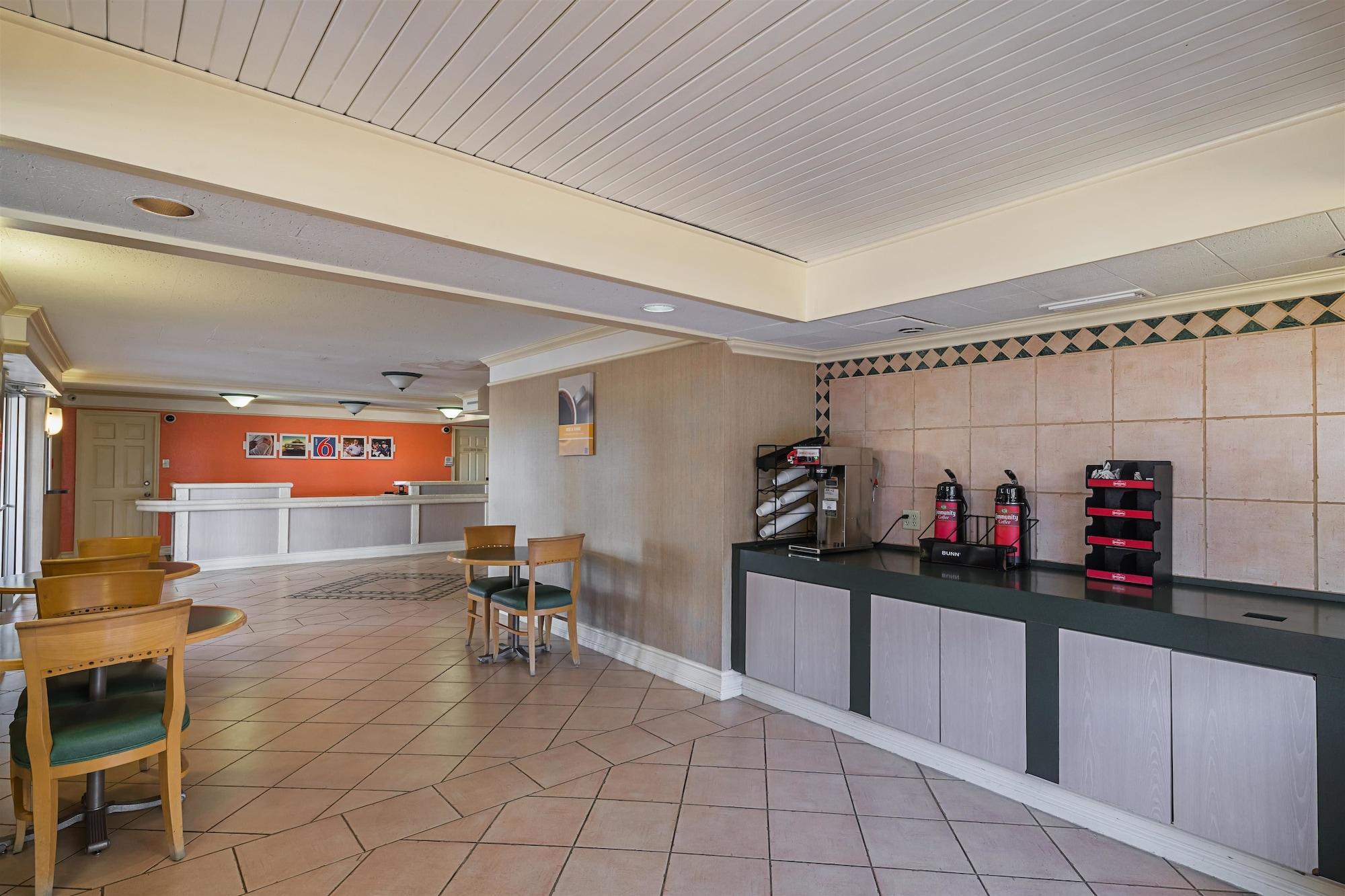 Vista Lobby Motel 6 Grand Prairie, TX - Interstate 30