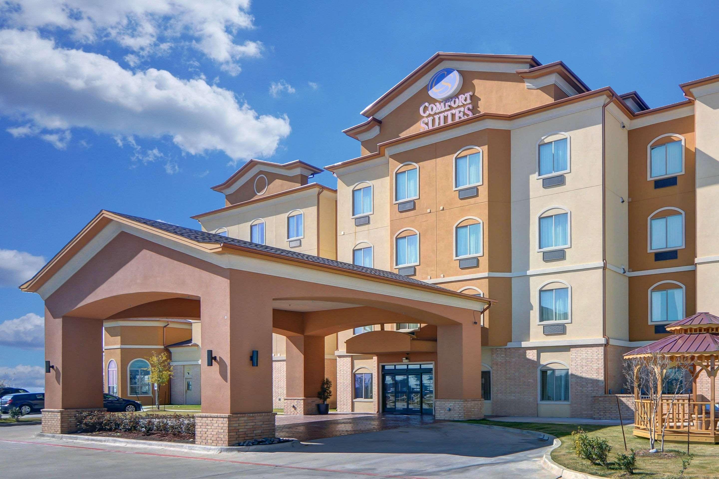 Vista Exterior Comfort Suites Lake Worth