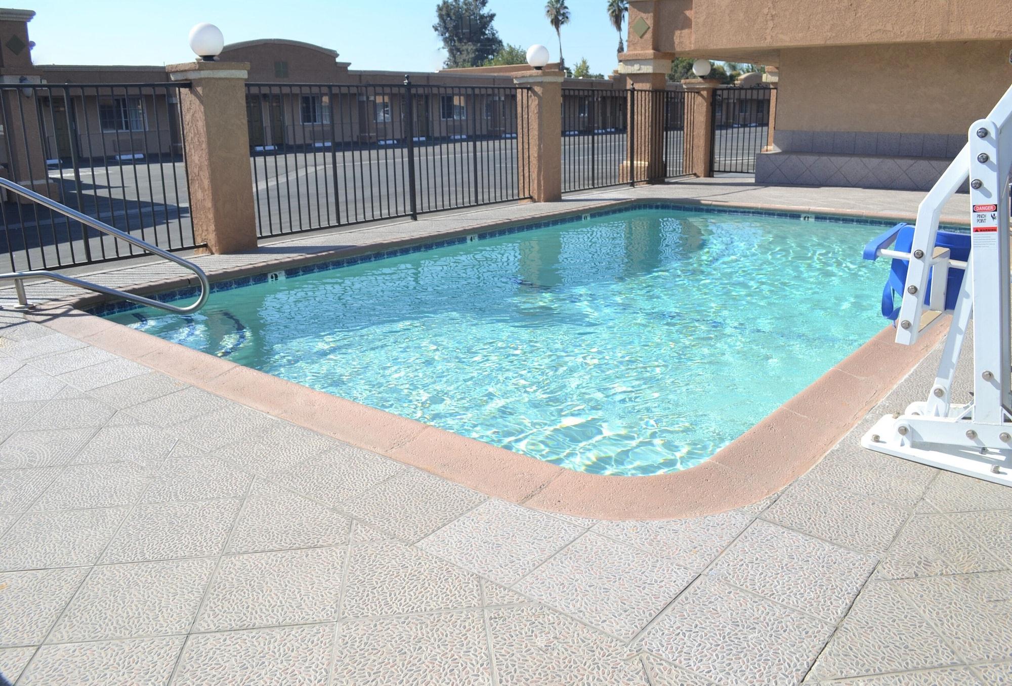 Vista Piscina Summerfield Inn Fresno Yosemite