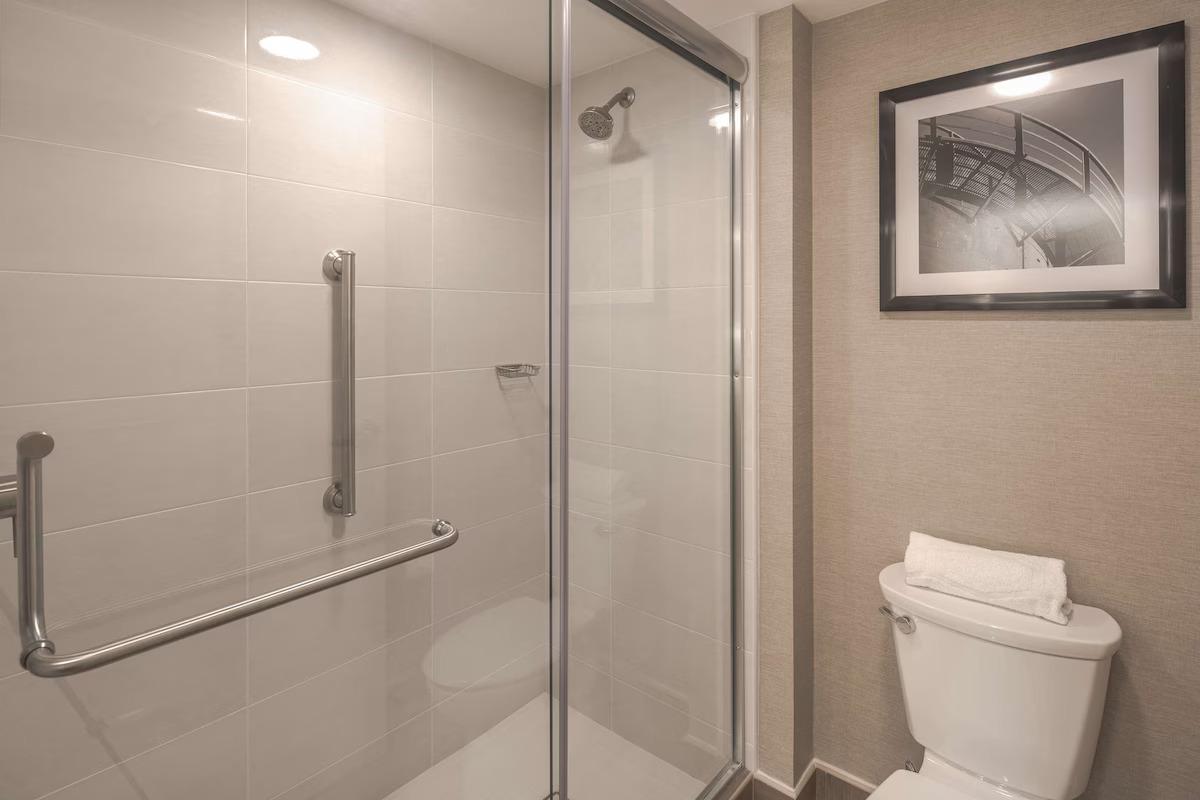 Baño Hampton Inn by Hilton Monterrey Galerías