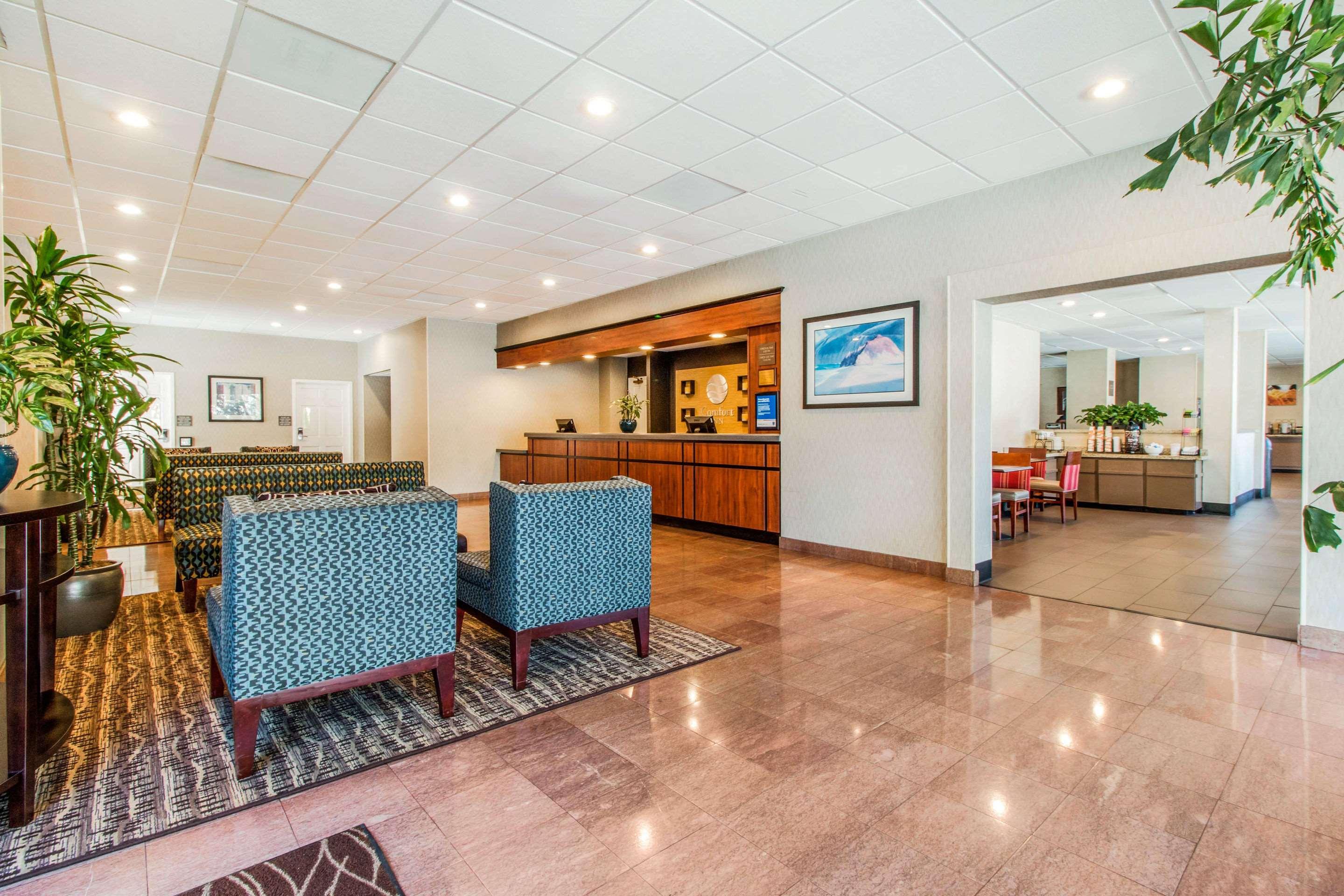 Vista Lobby Comfort Inn by the Bay