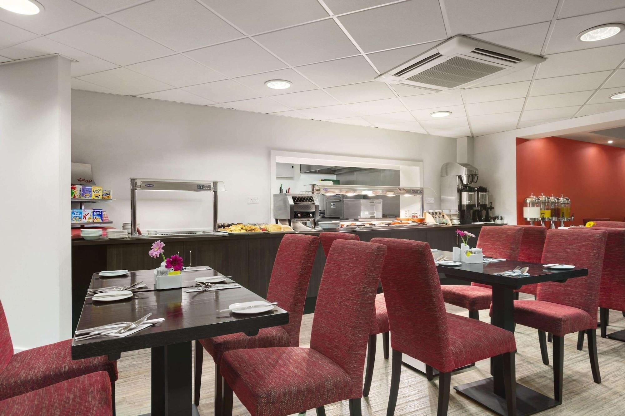 Restaurant Ramada by Wyndham London Stansted Airport