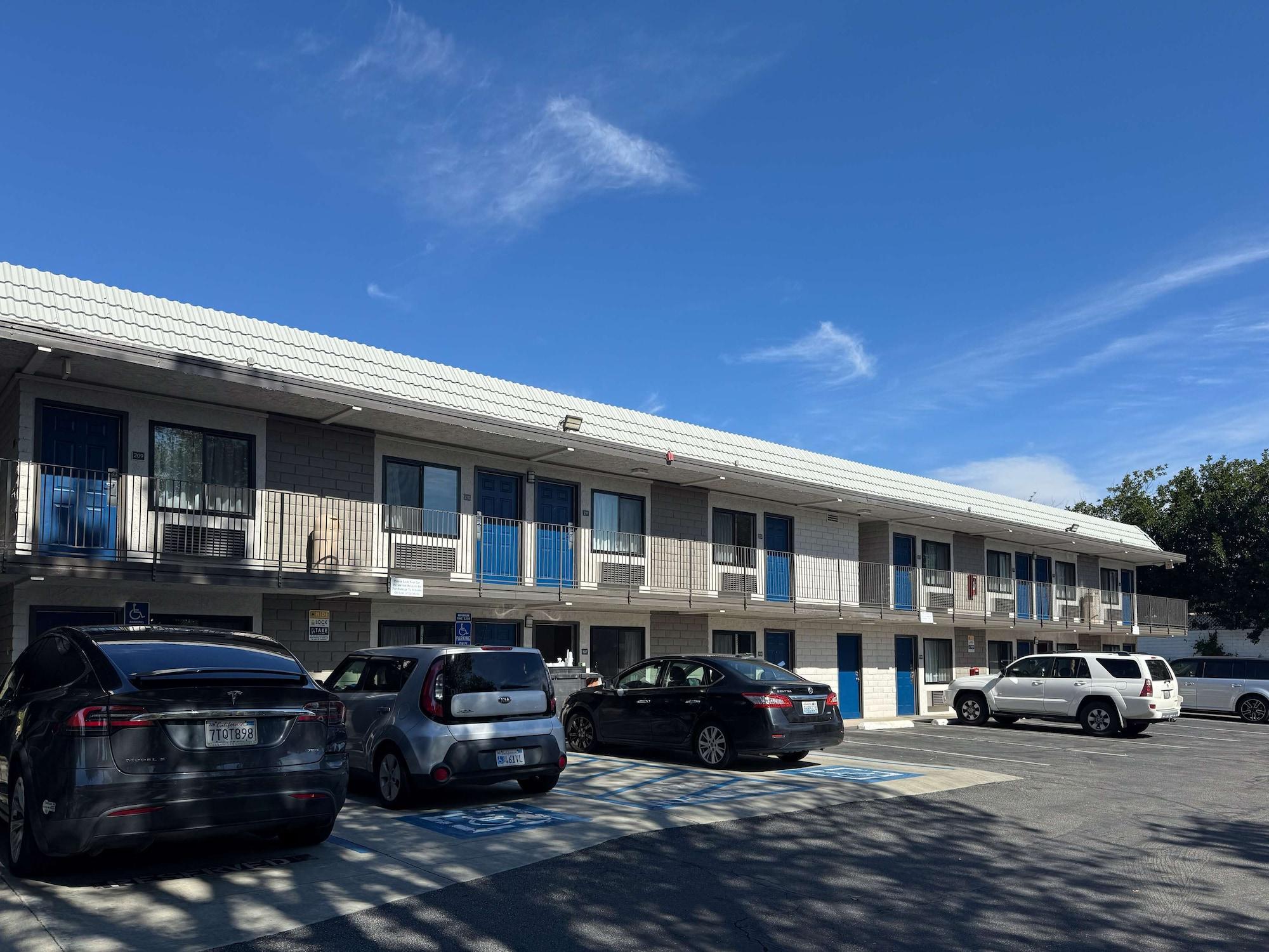 Vista Exterior Motel 6 Simi Valley, CA