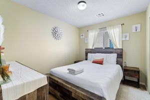 Alquiler Vacacional - Cozy Farm House Home Located Near Main Freeways SUPER HOST on other platforms