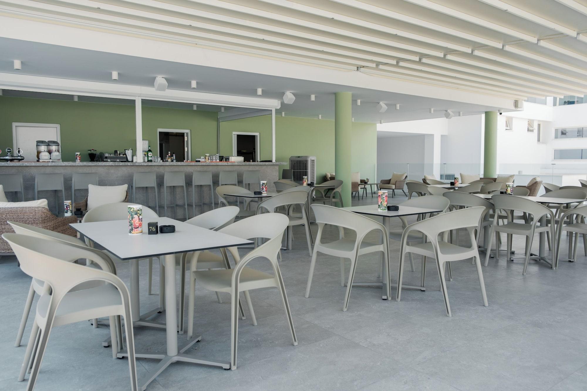 Bar/Salón Abacus Suites