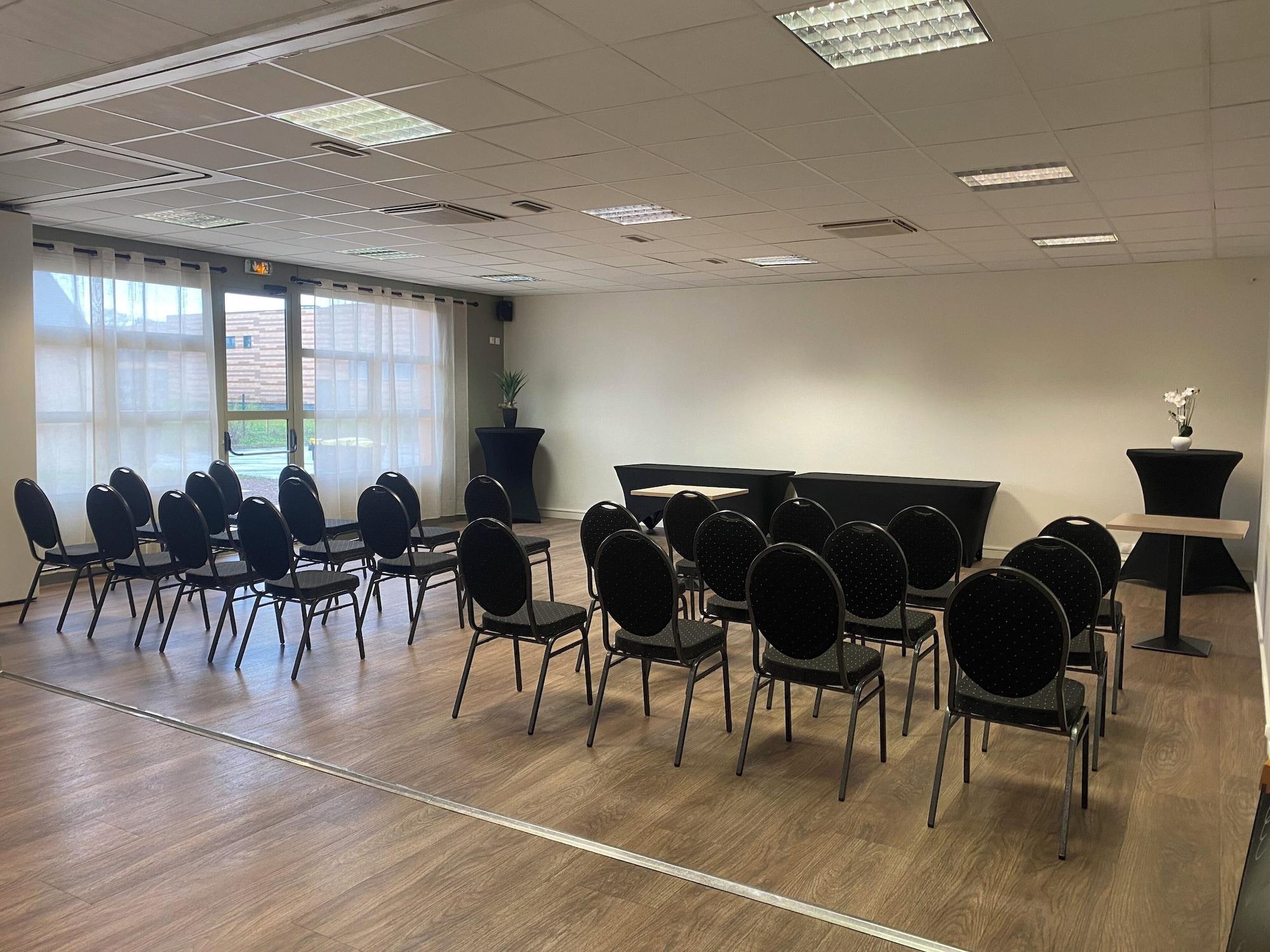 Sala de Reuniones Logis Hôtel Restaurant Les Fontaines