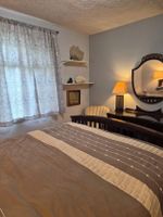Alojamiento - Charming walkout basement patio suite - ocean views.