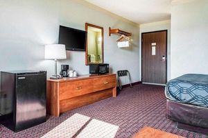 Alojamiento - Travelers Lodge & Suites