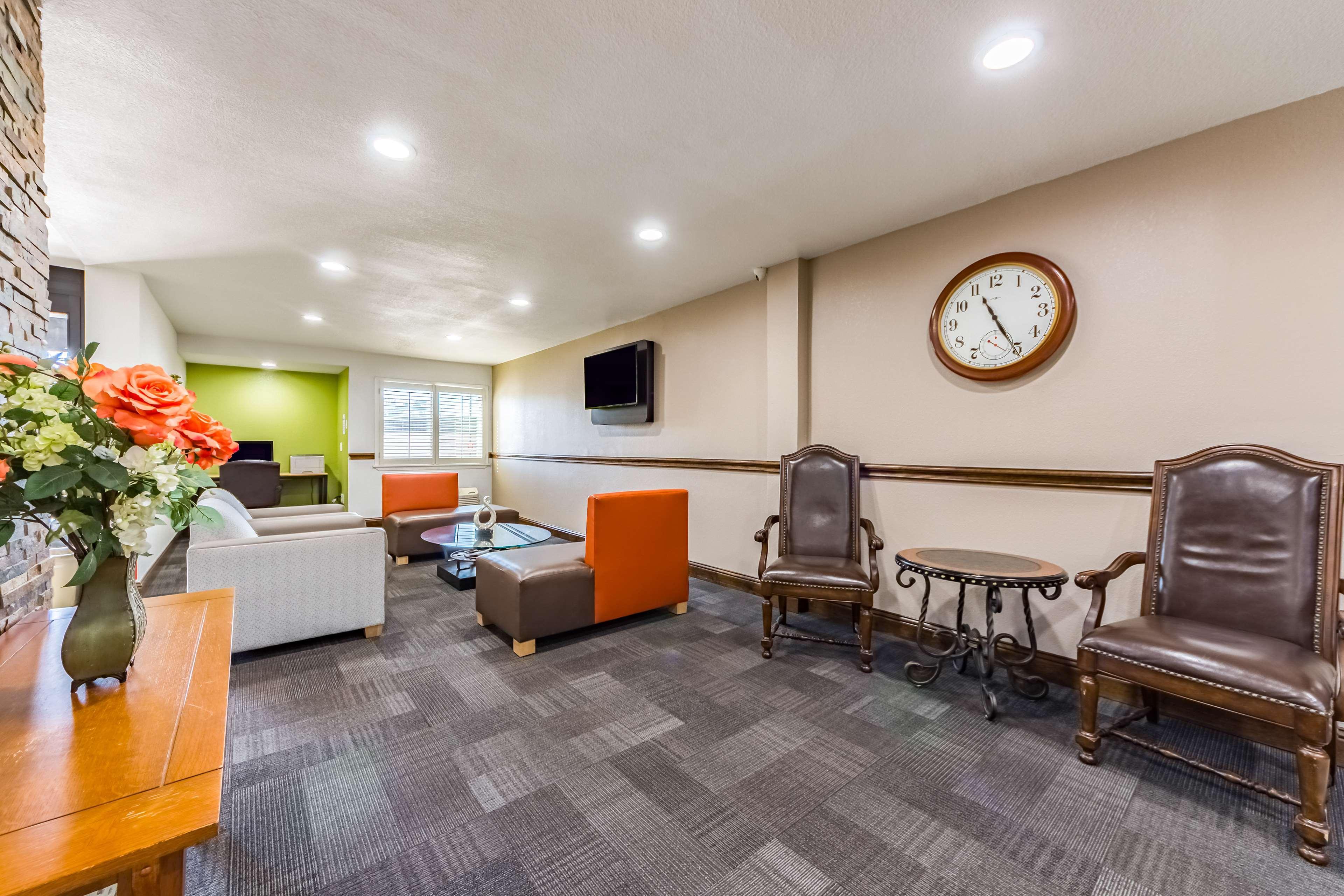 Vista Lobby Studio 6 Plano, TX