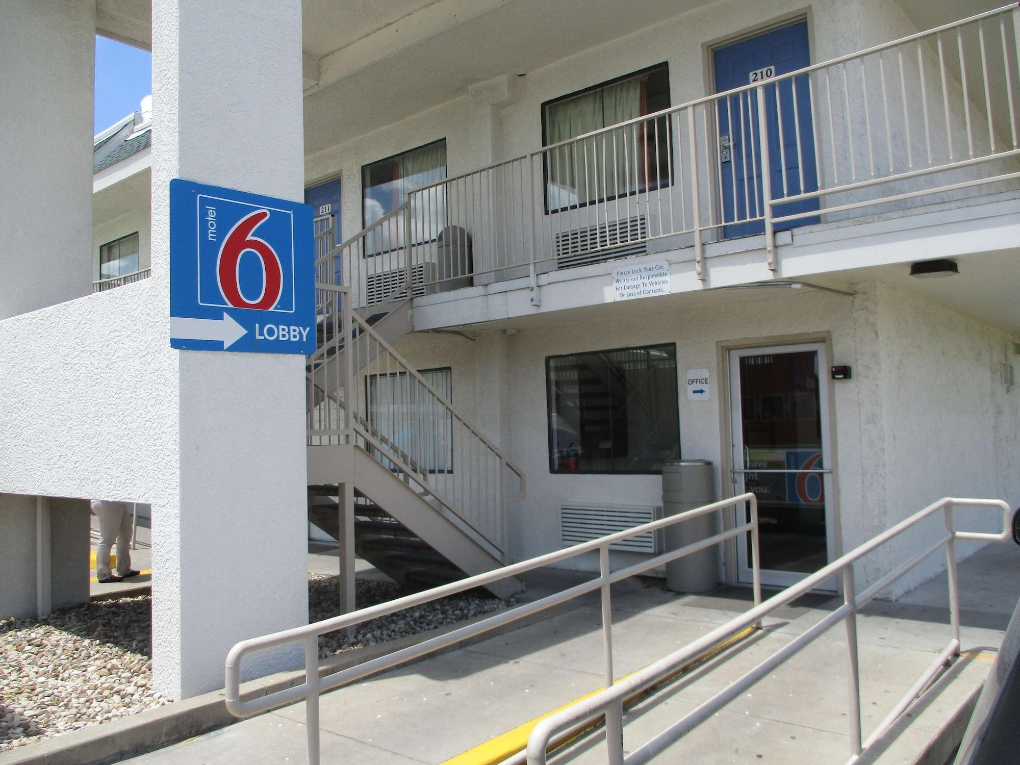 Vista Exterior Motel 6 Austin, TX - North Central
