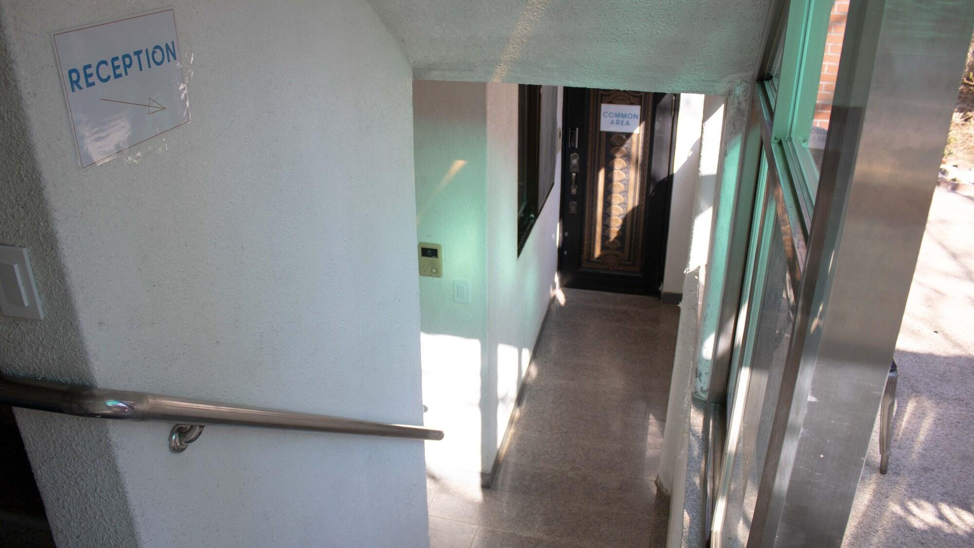 Varios Ocean's Guesthouse - foreigners only