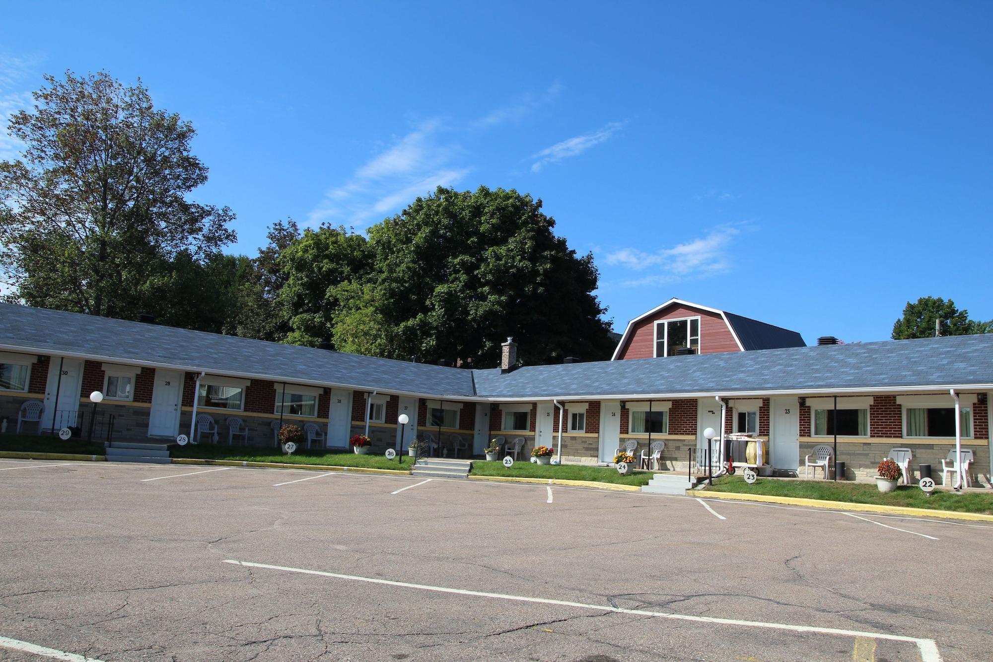 Vista Exterior Hillside Inn Pembroke