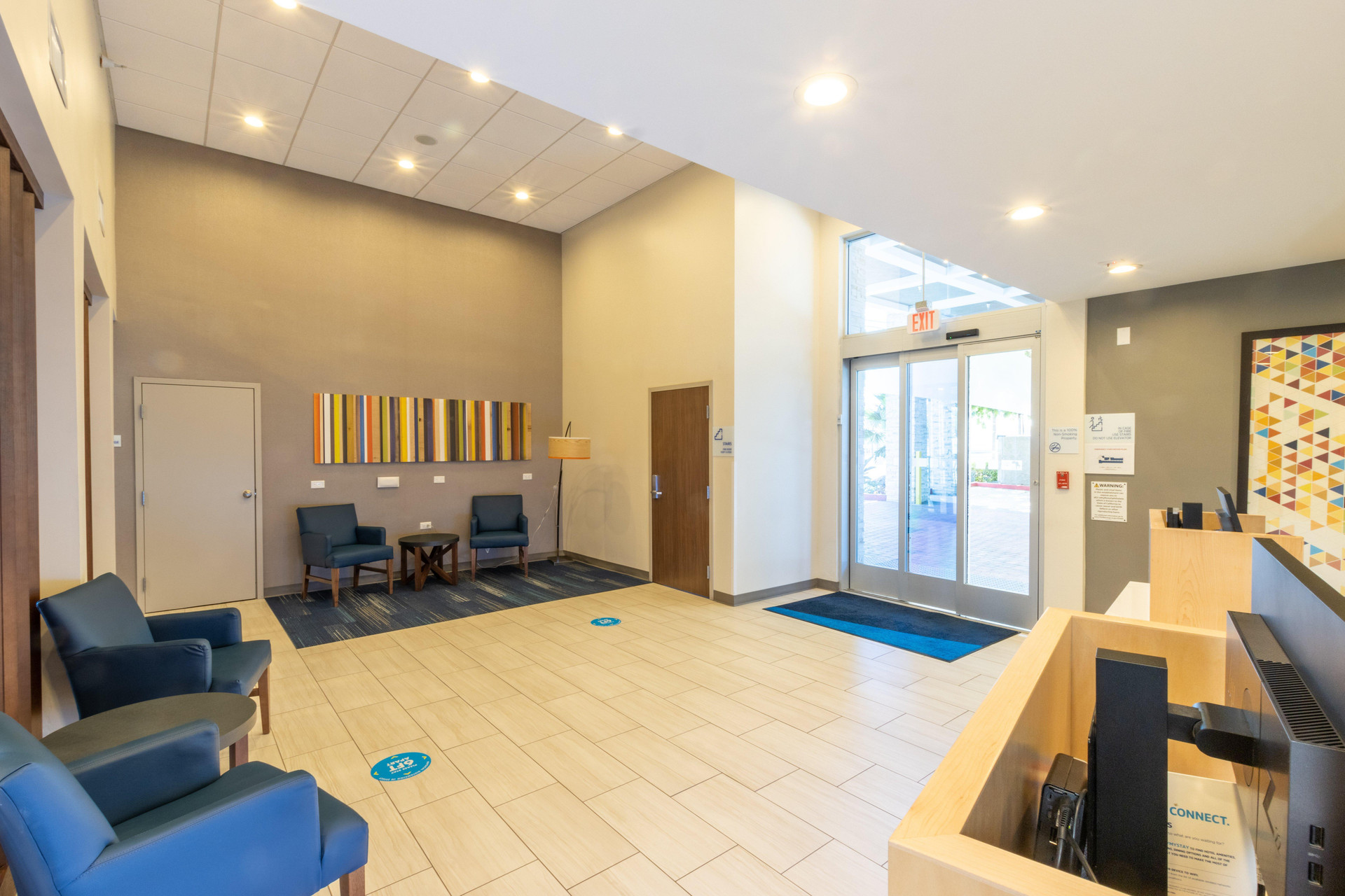 Vista Lobby Holiday Inn Express Anaheim West by IHG