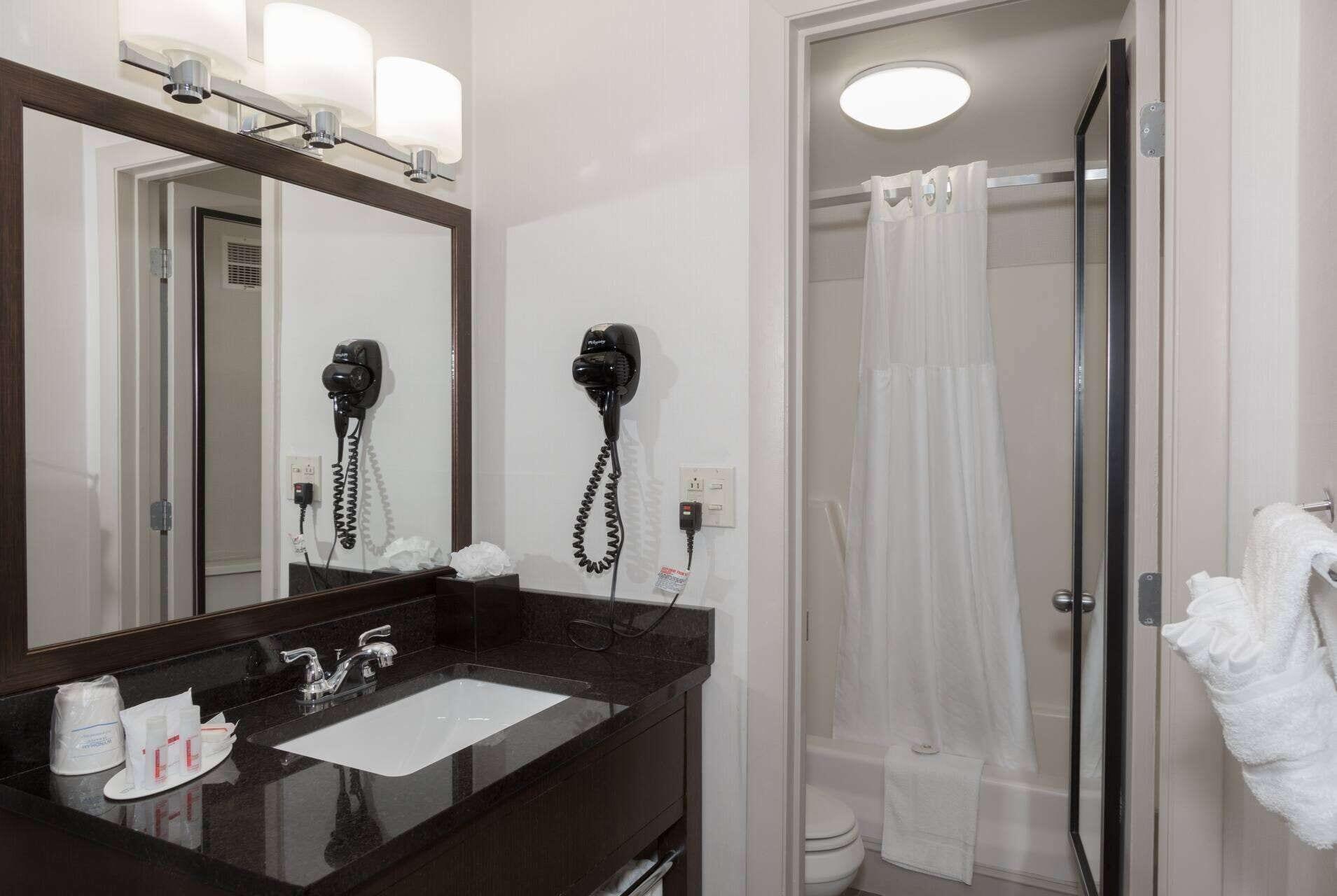 Equipamiento de Habitación Ramada by Wyndham Boston