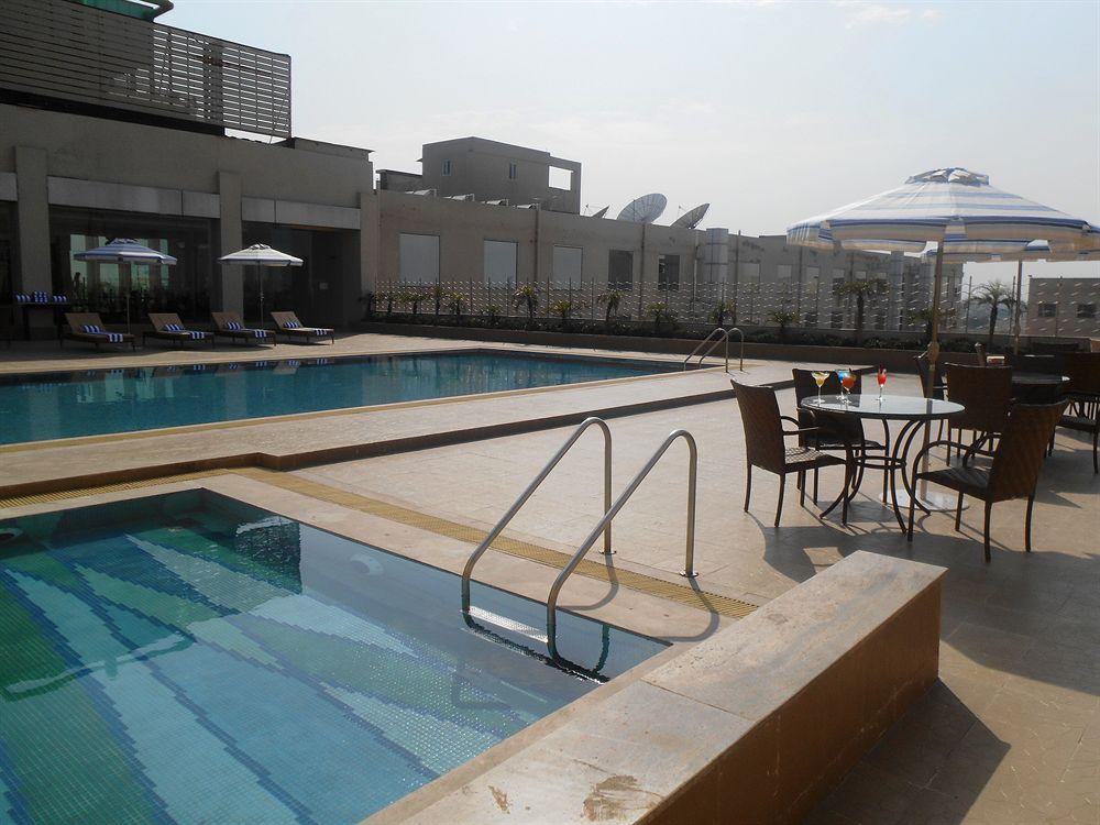 Vista Piscina Country Inn & Suites By Carlson, Meerut