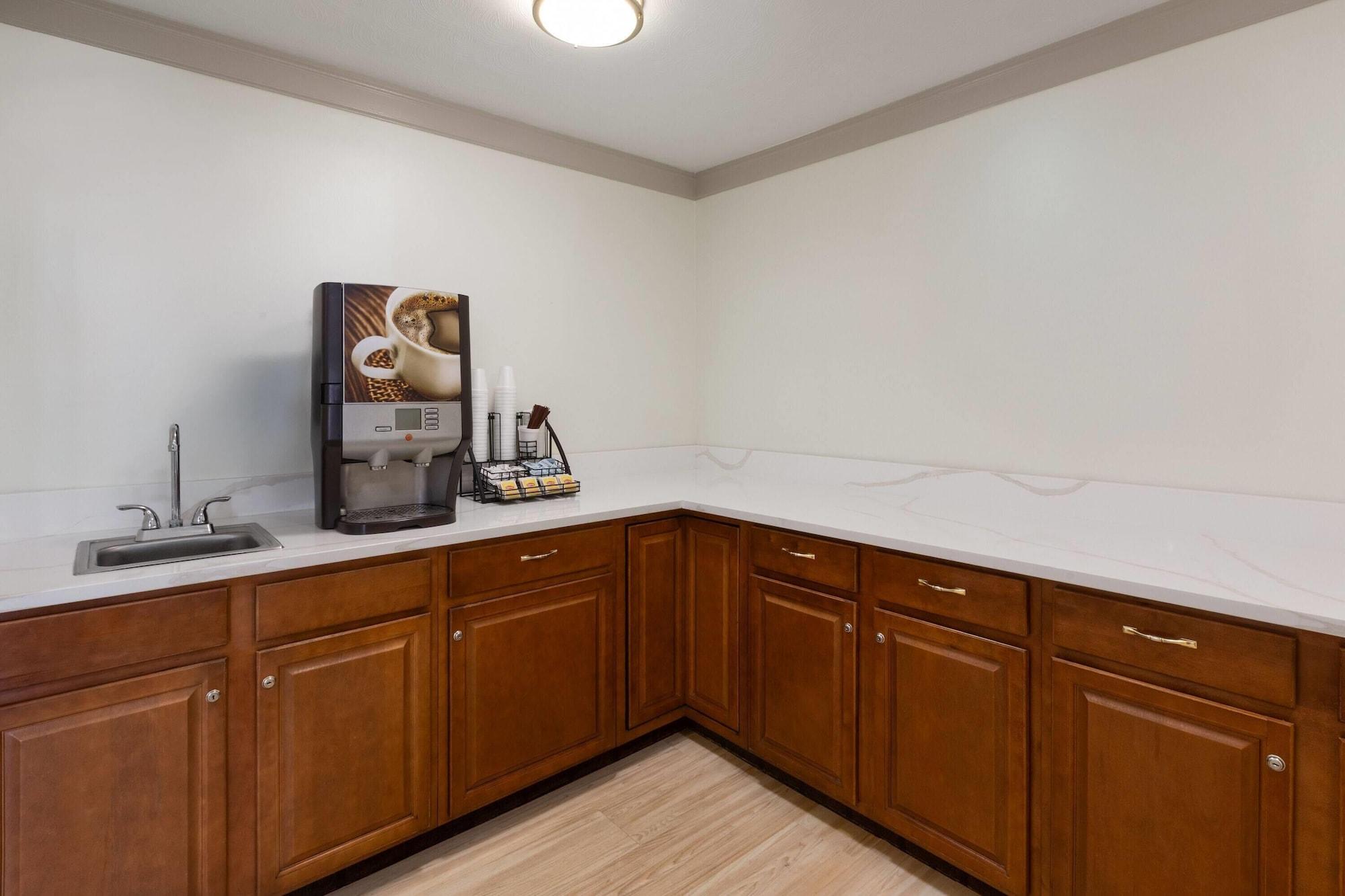 Comodidades del Alojamiento Howard Johnson by Wyndham Malden Boston Area