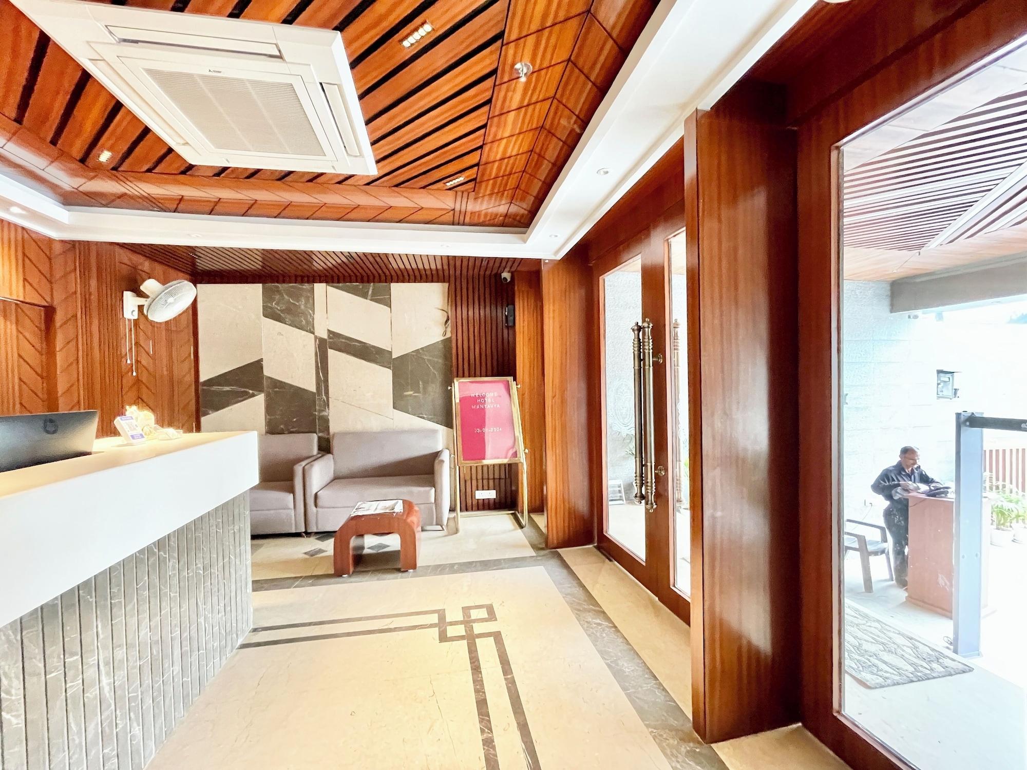 Vista Lobby Hotel Mantavya - Varanasi near Temple