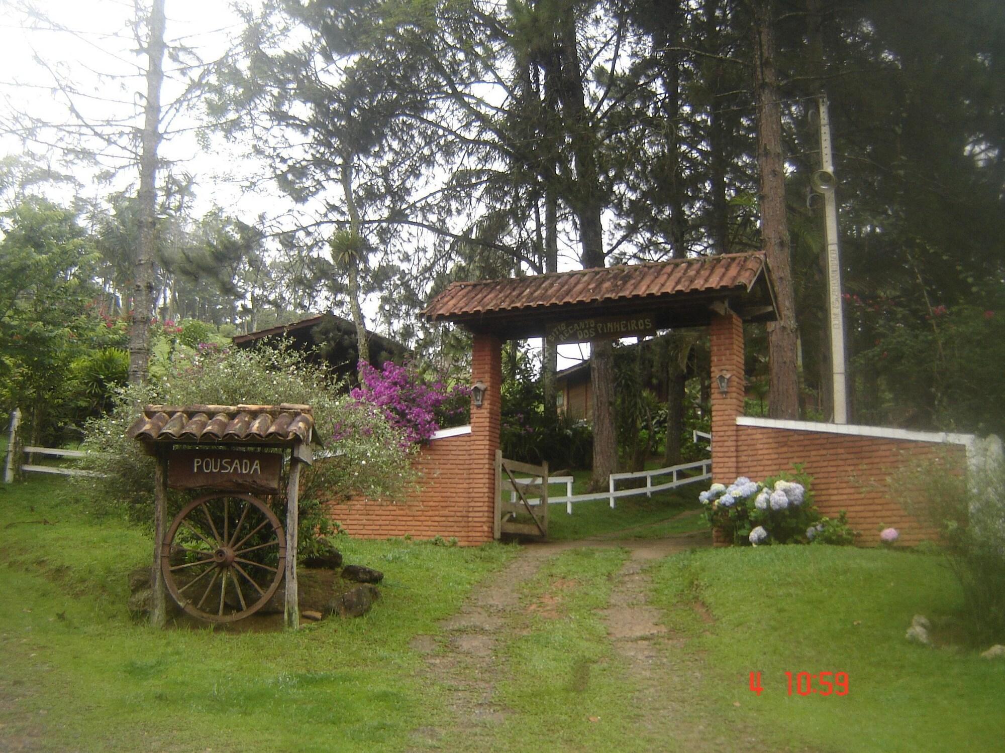 Vista Exterior Pousada Recanto dos Pinheiros