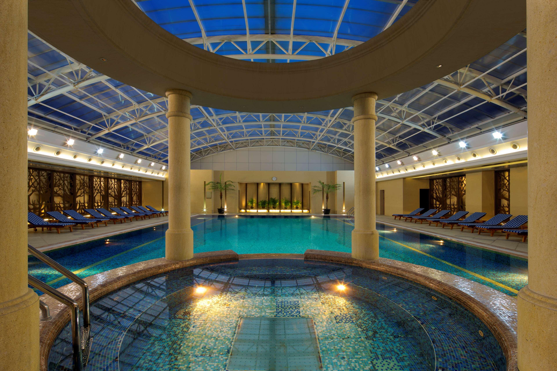 Vista Piscina Radisson Blu Hotel Shanghai New World