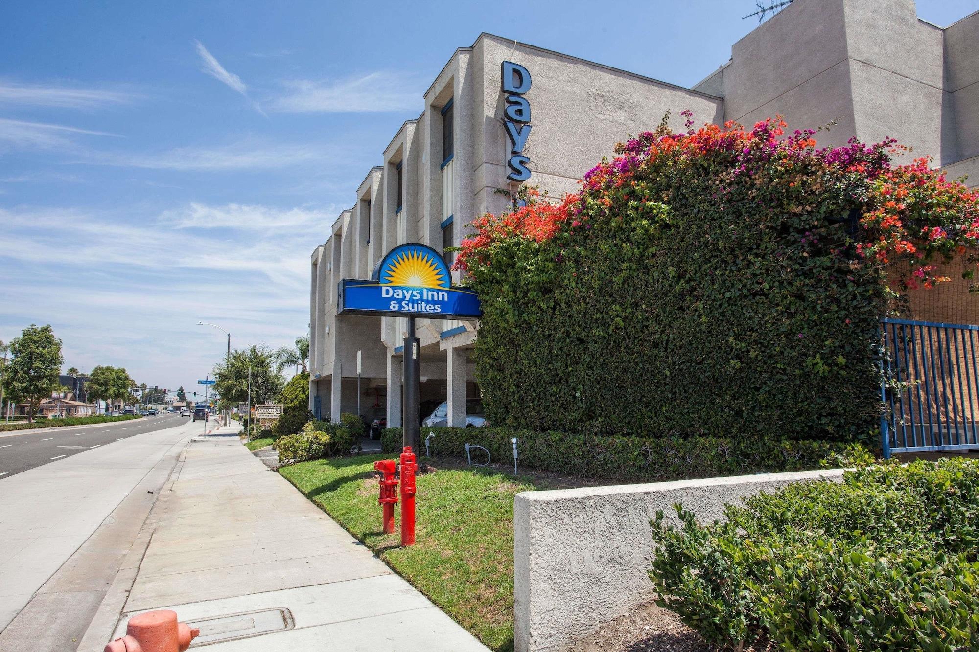 Vista Exterior Days Inn by Wyndham Orange Anaheim