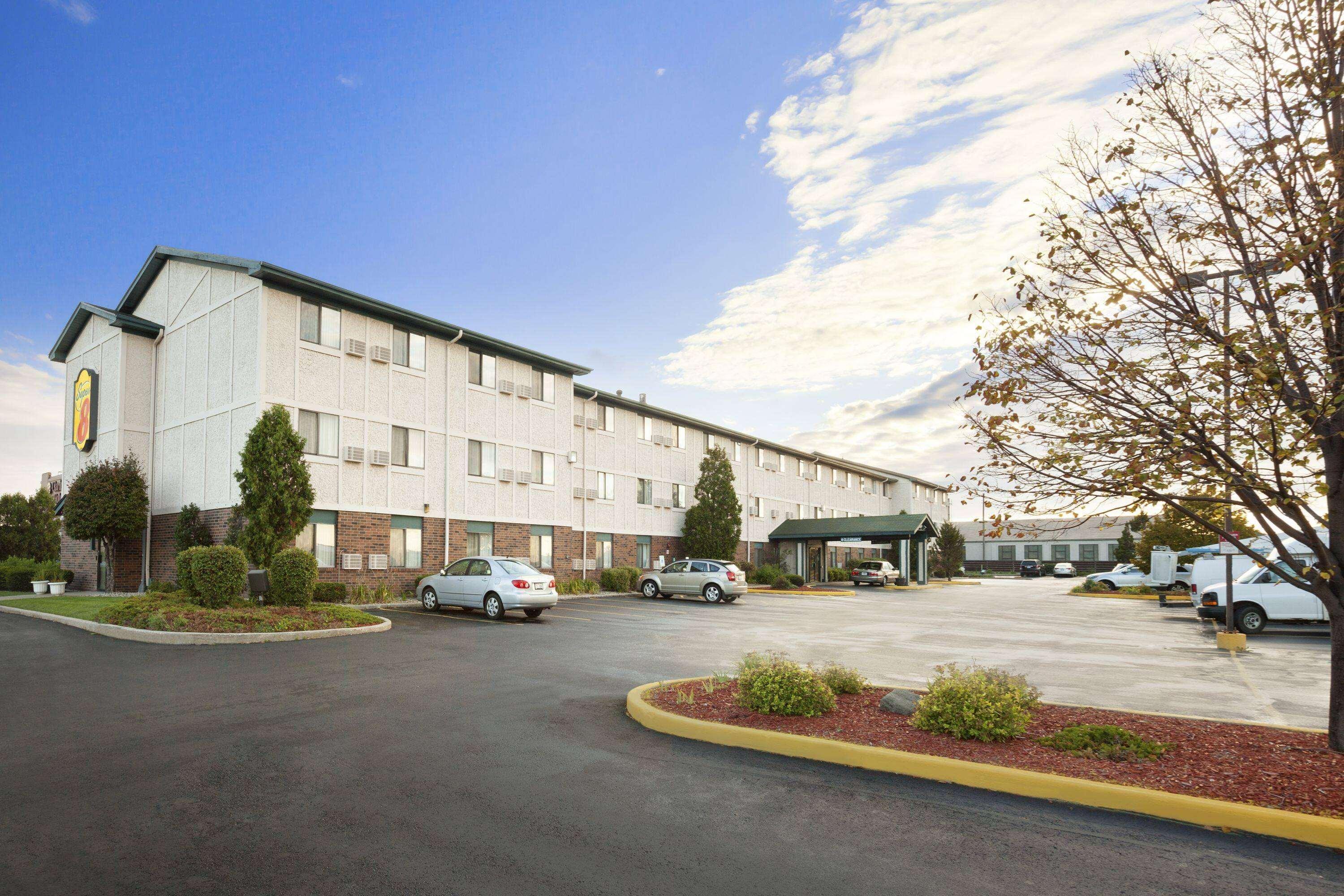 Vista Exterior Super 8 By Wyndham Milwaukee Airport