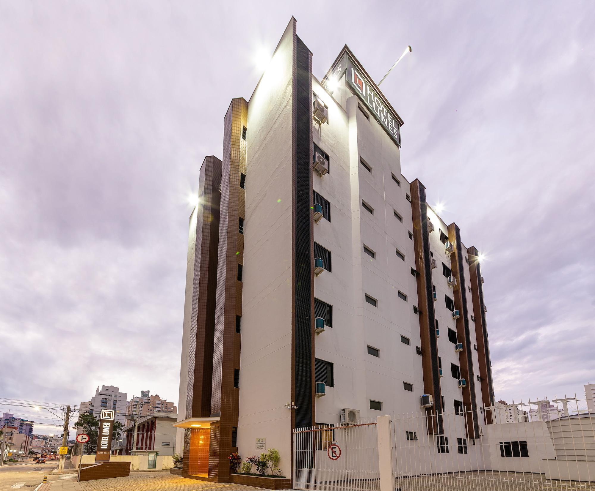 Vista Exterior Hotel Lunes