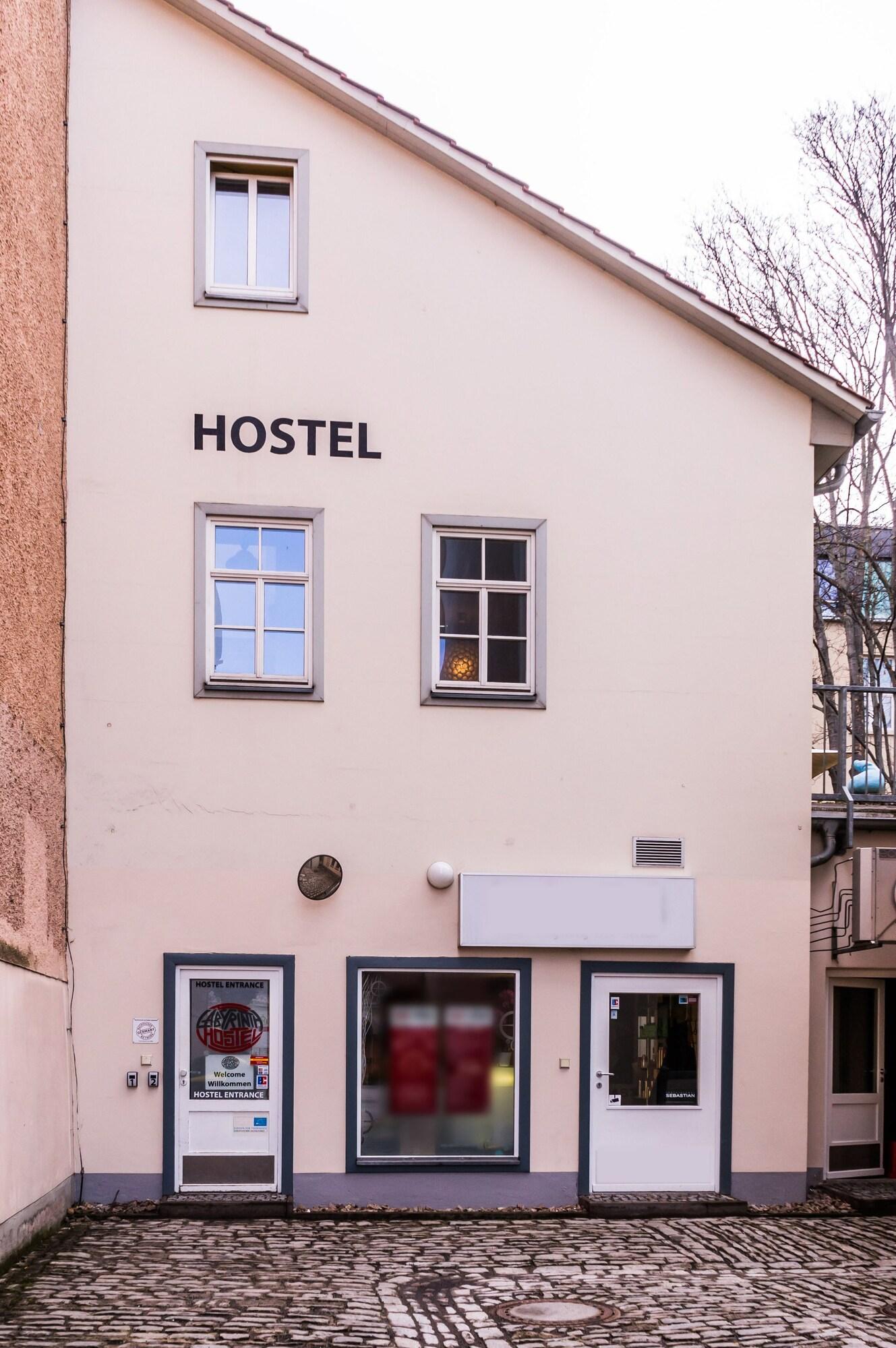 Vista Exterior Labyrinth Hostel