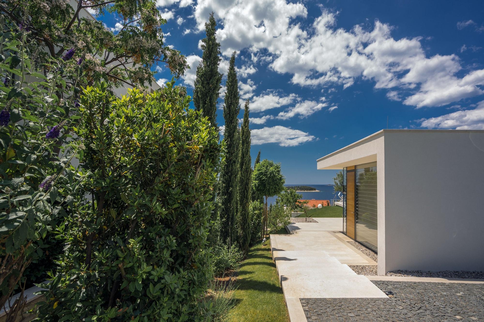 Vista Lobby Golden Rays Luxury Villas