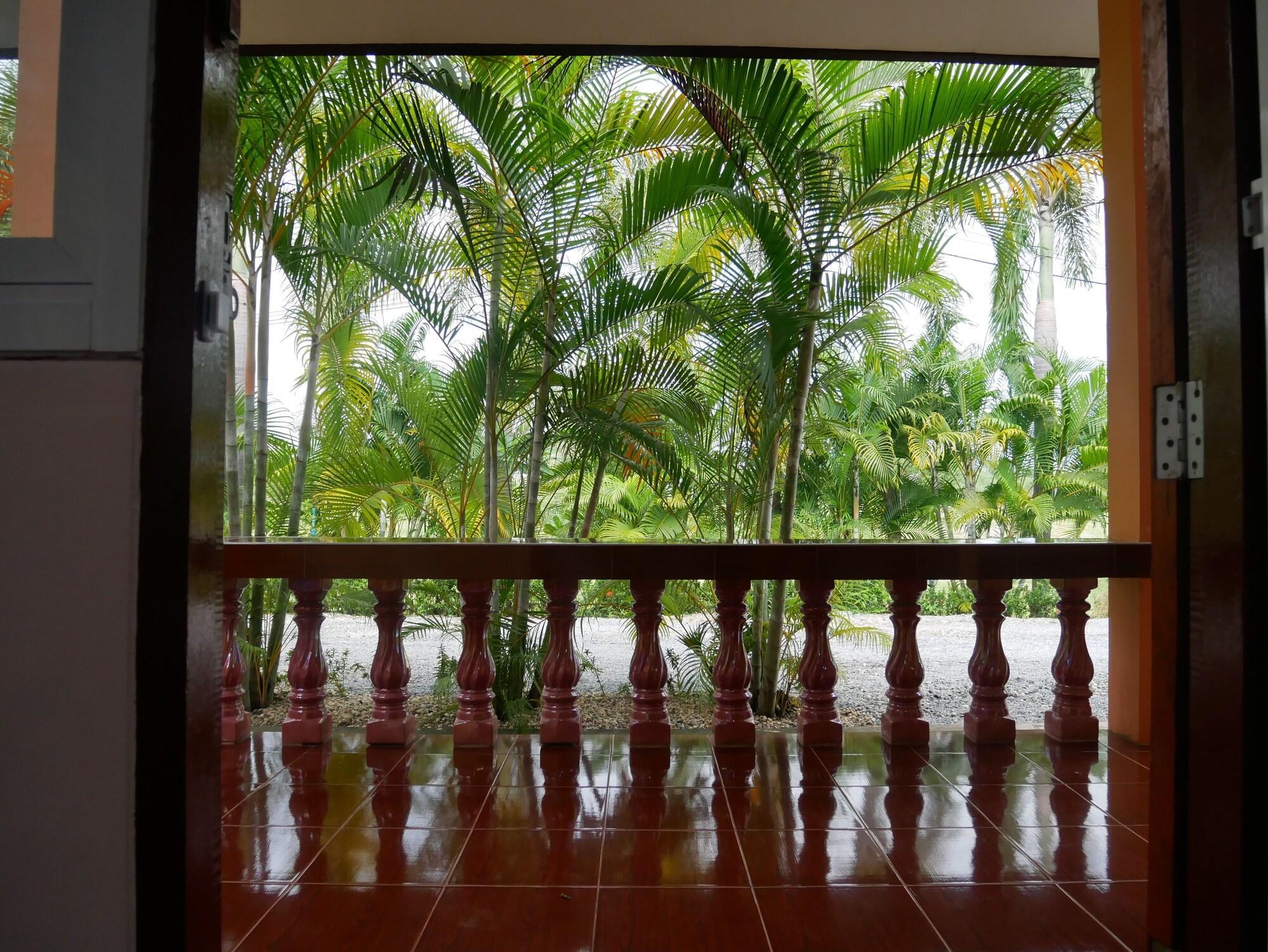 Varios Baan Suan Palm Resort