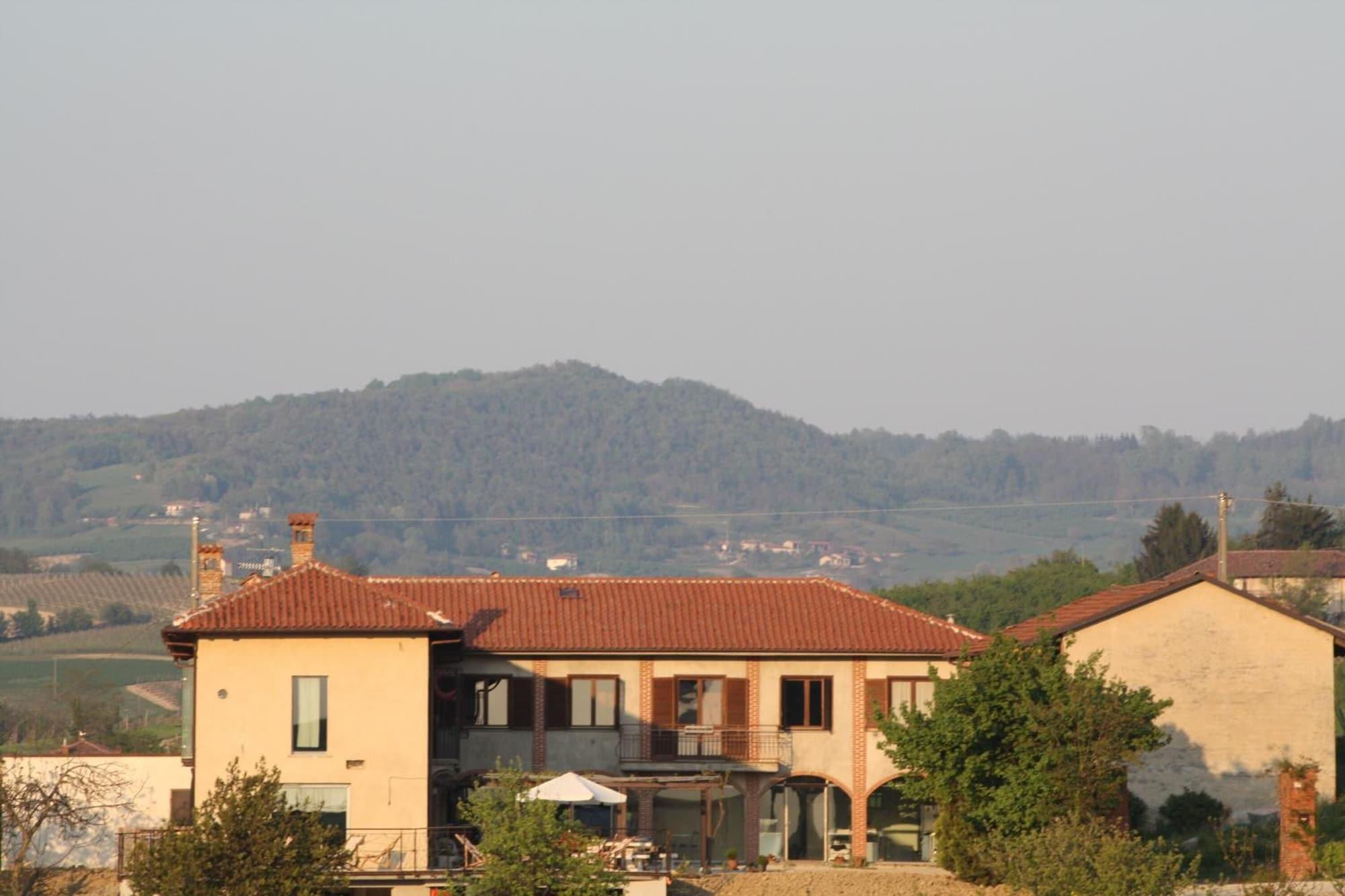 Vista Exterior CasaMatilda Agriturismo Langhe