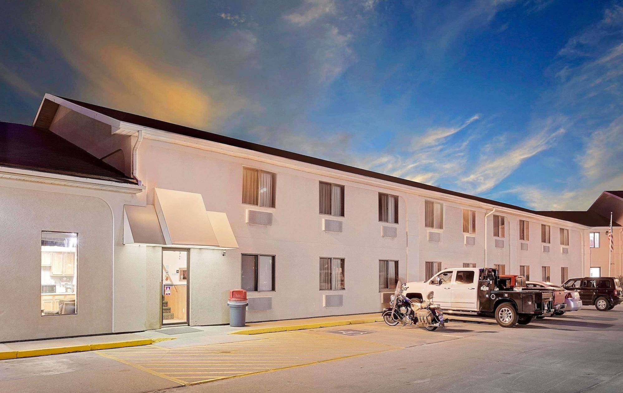 Vista Exterior Super 8 by Wyndham O Neill NE