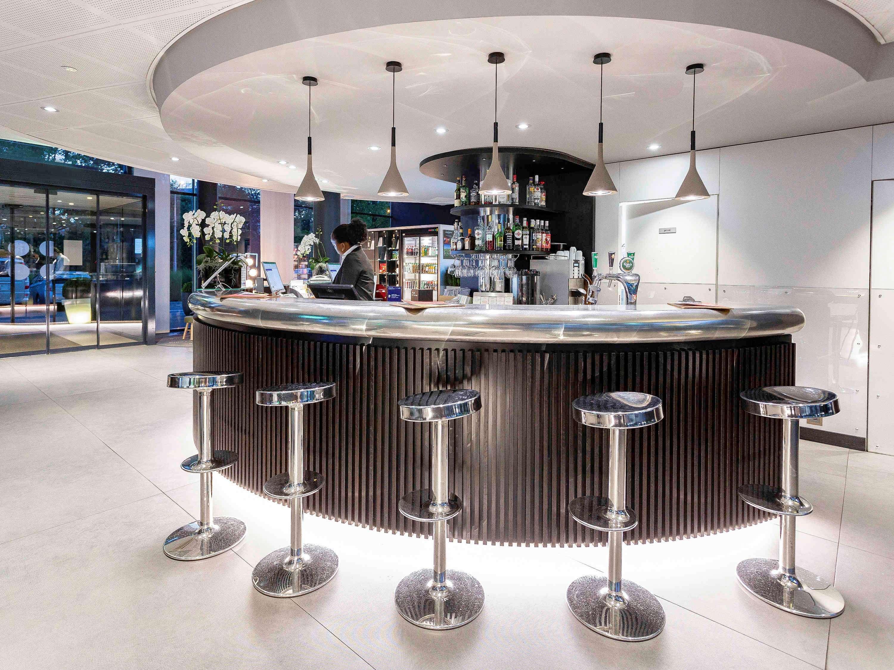 Bar/Salón Novotel Suites Geneve Aeroport