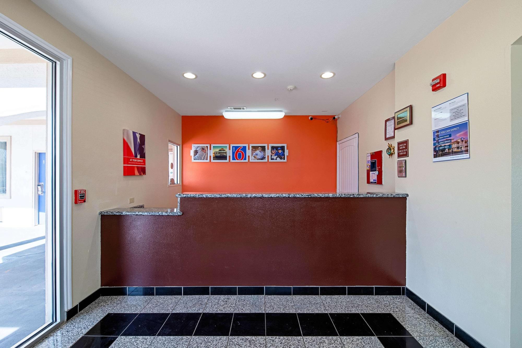 Vista Lobby Motel 6 Rhome, TX