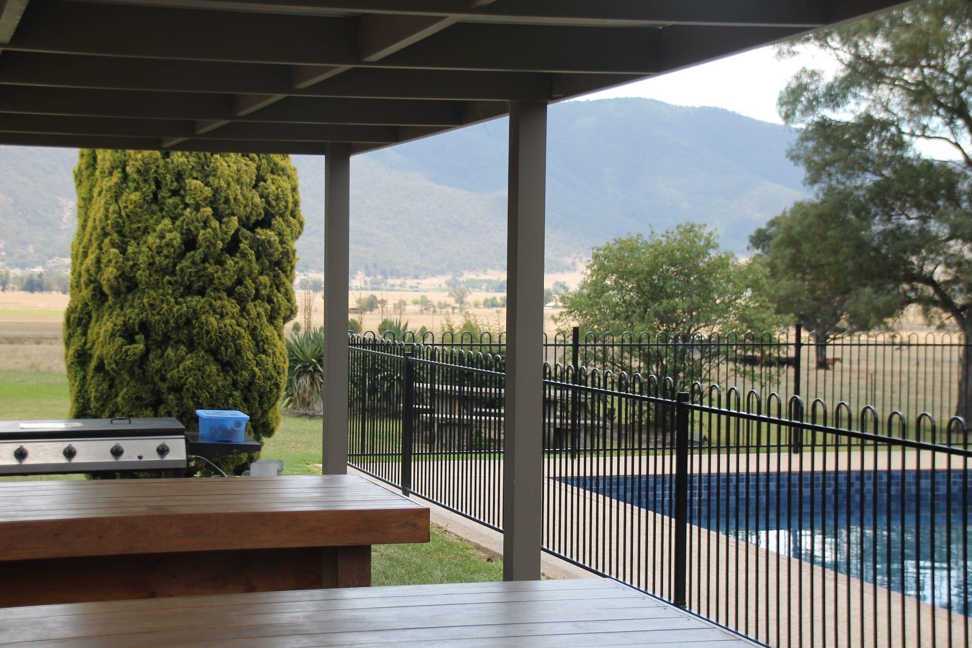 Vista Exterior Mountain View Motel Corryong