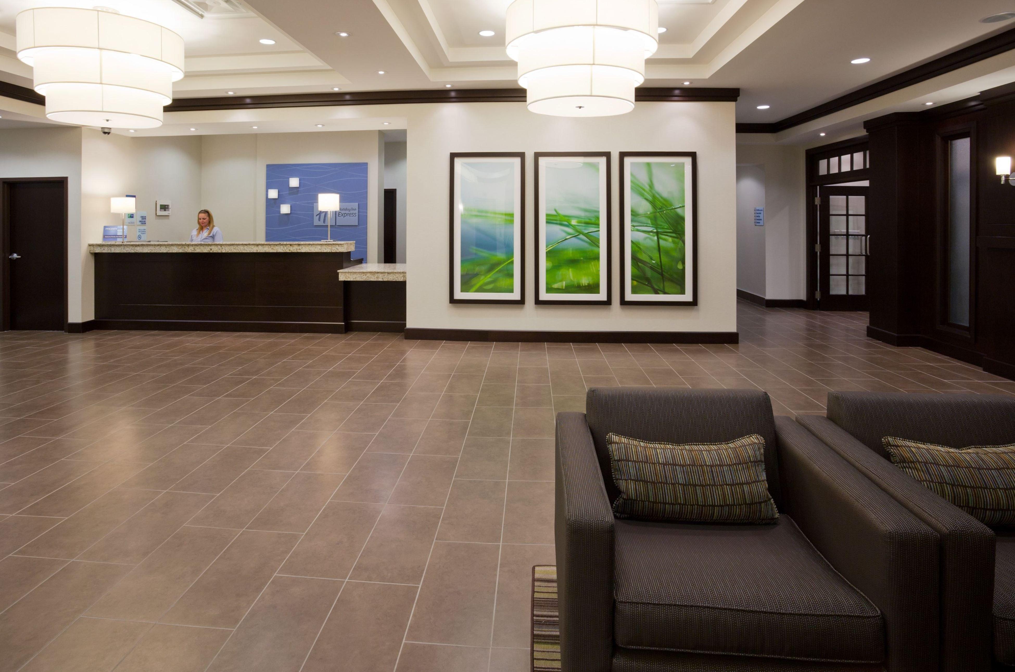 Vista Lobby Holiday Inn Express & Suites New Liskeard