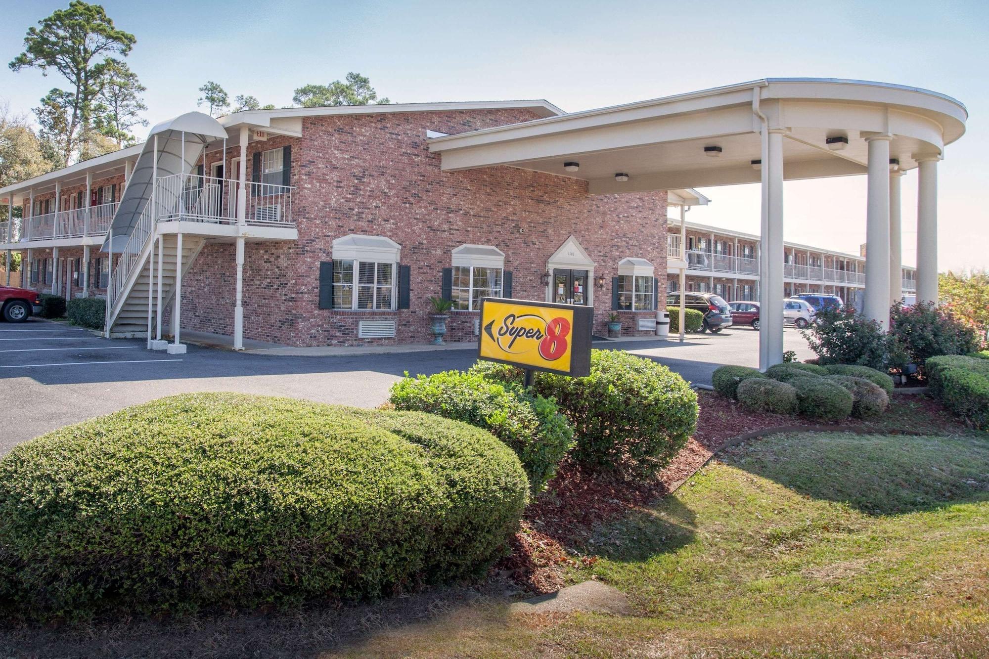 Varios Super 8 by Wyndham Monroe West