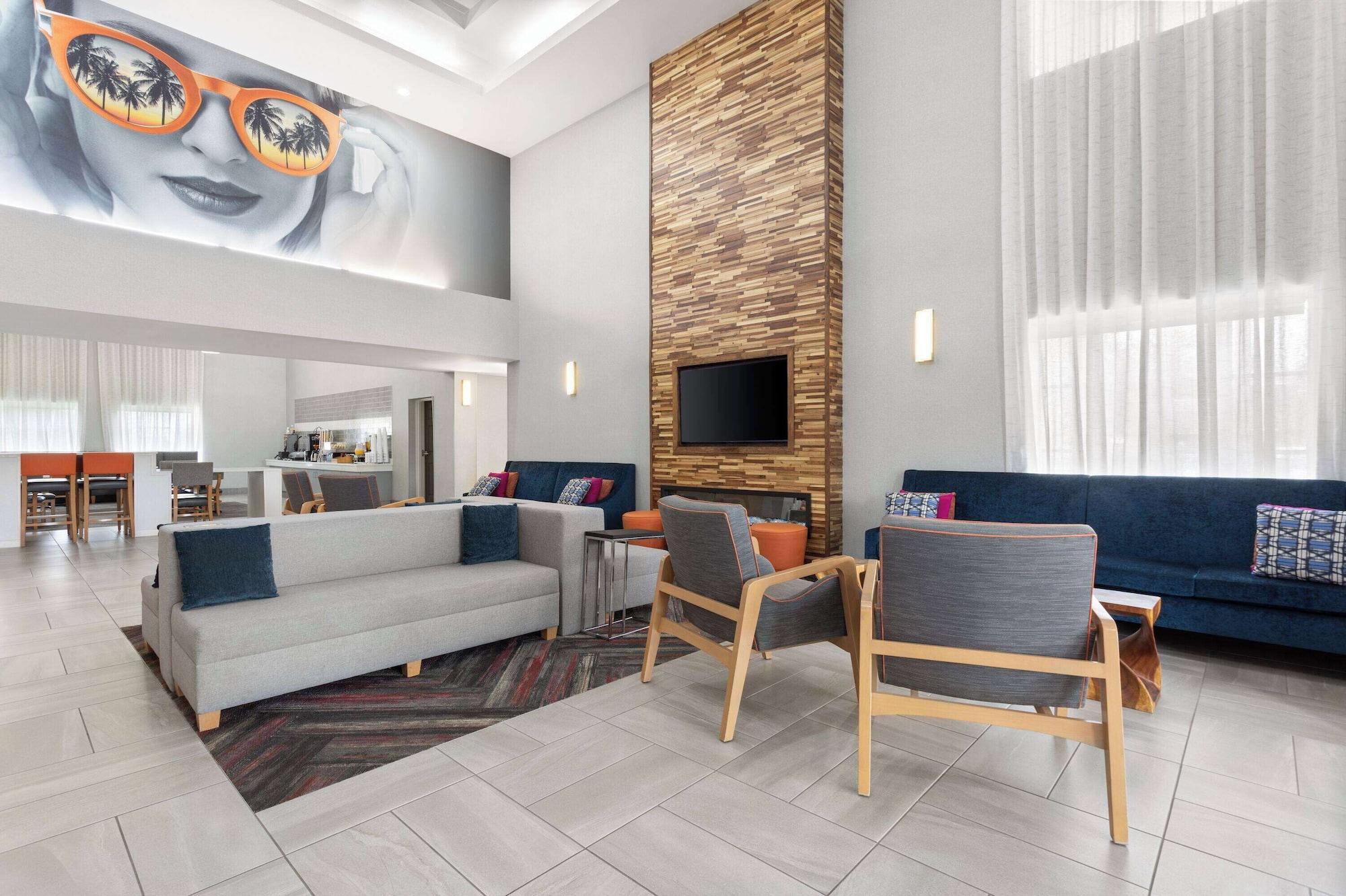 Vista Lobby La Quinta Inn & Suites by Wyndham Ft. Pierce