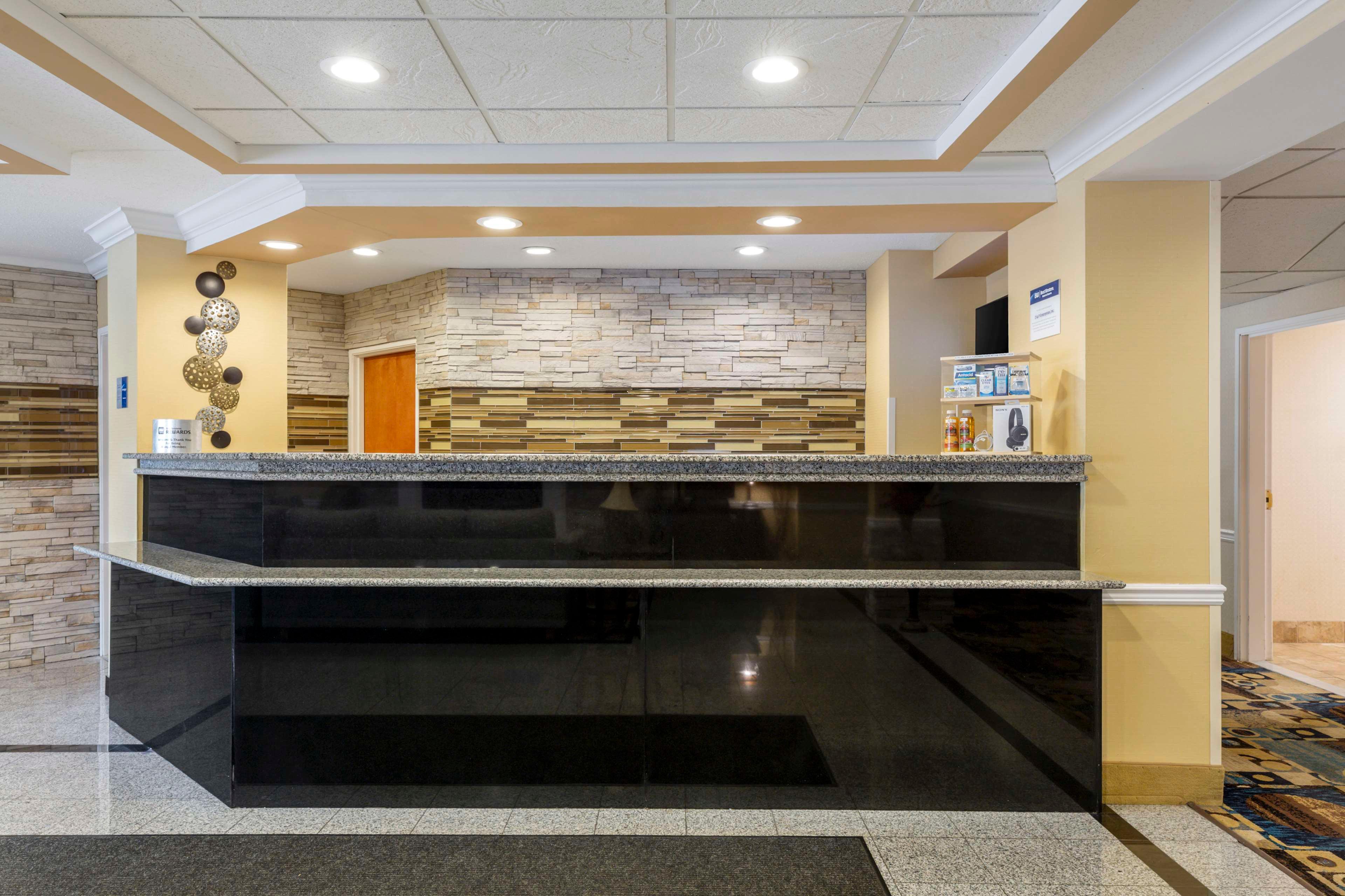 Vista Lobby Best Western Plus New England Inn & Suites