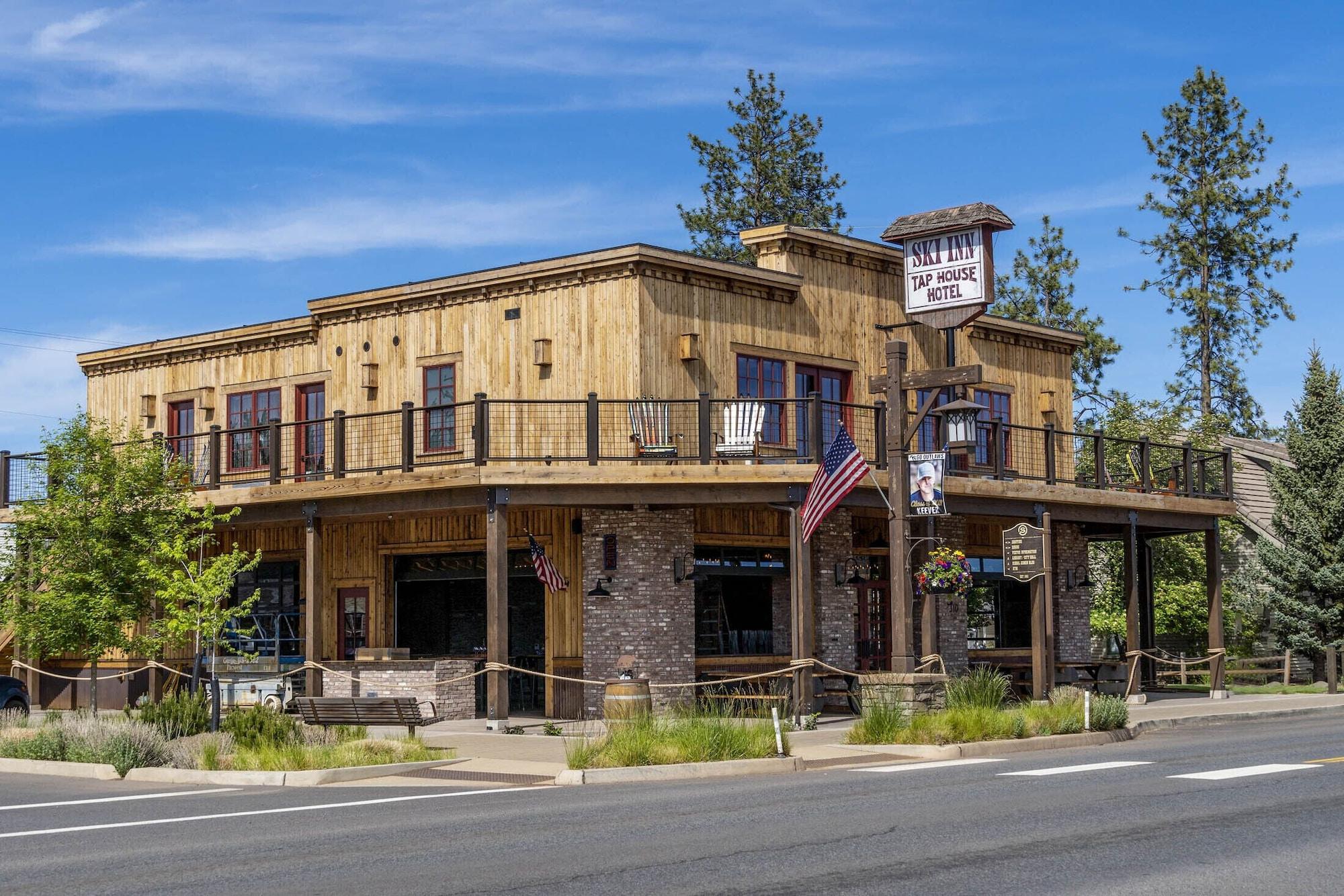 Varios Ski Inn Taphouse Hotel