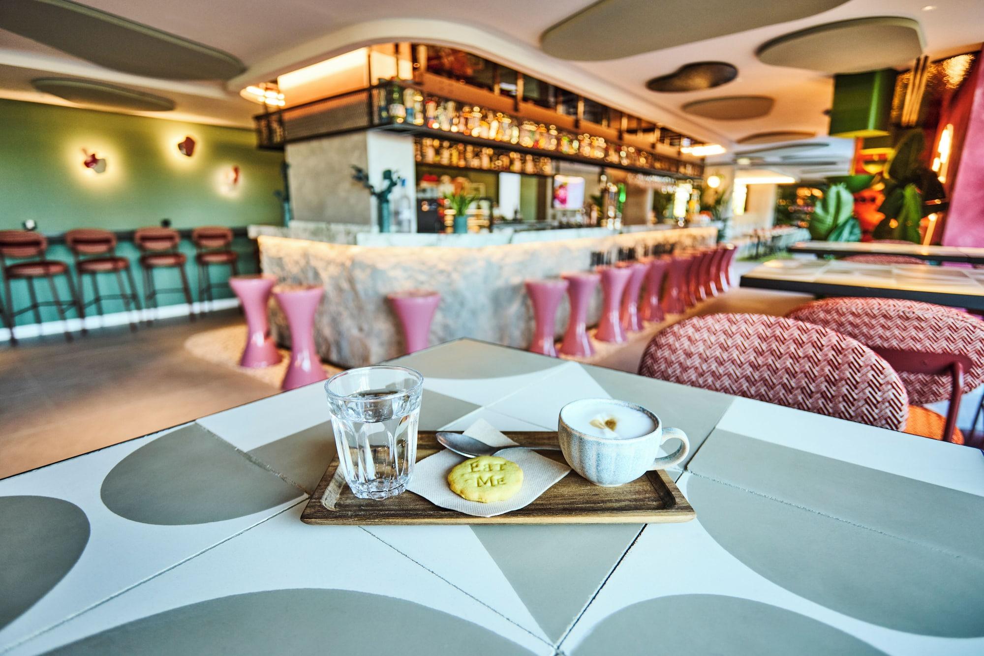 Bar/Salón ibis Styles Madrid Airport Valdebebas