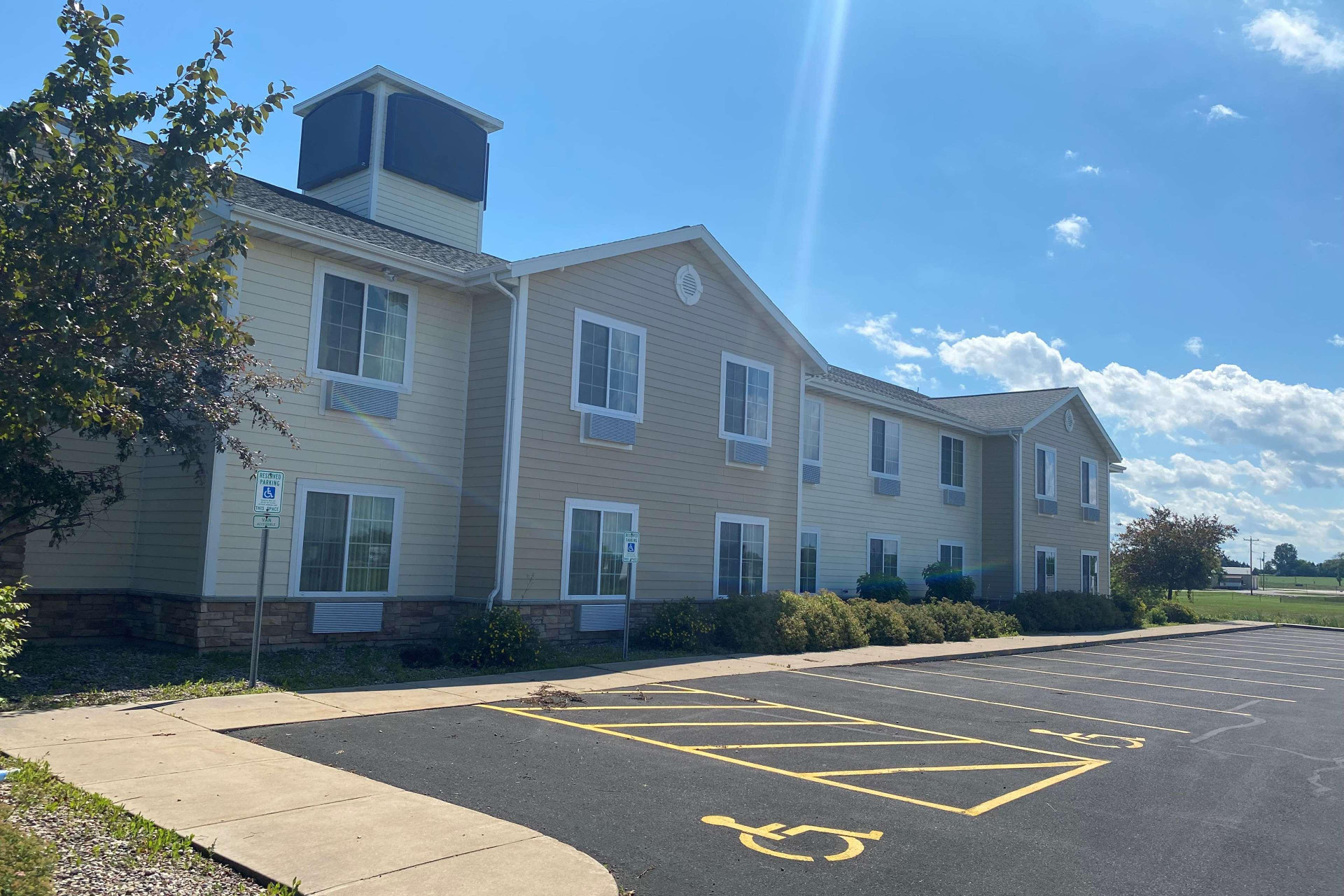 Vista Exterior AmericInn by Wyndham Oshkosh